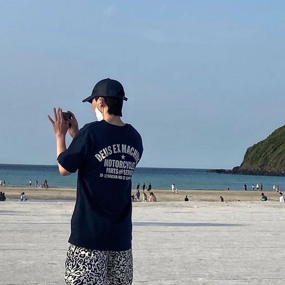 Deus Ex Machina Seoul Address T-Shirt Navy, A.P.C. Charlie Baseball Cap Indigo 착용 스타일 - 1