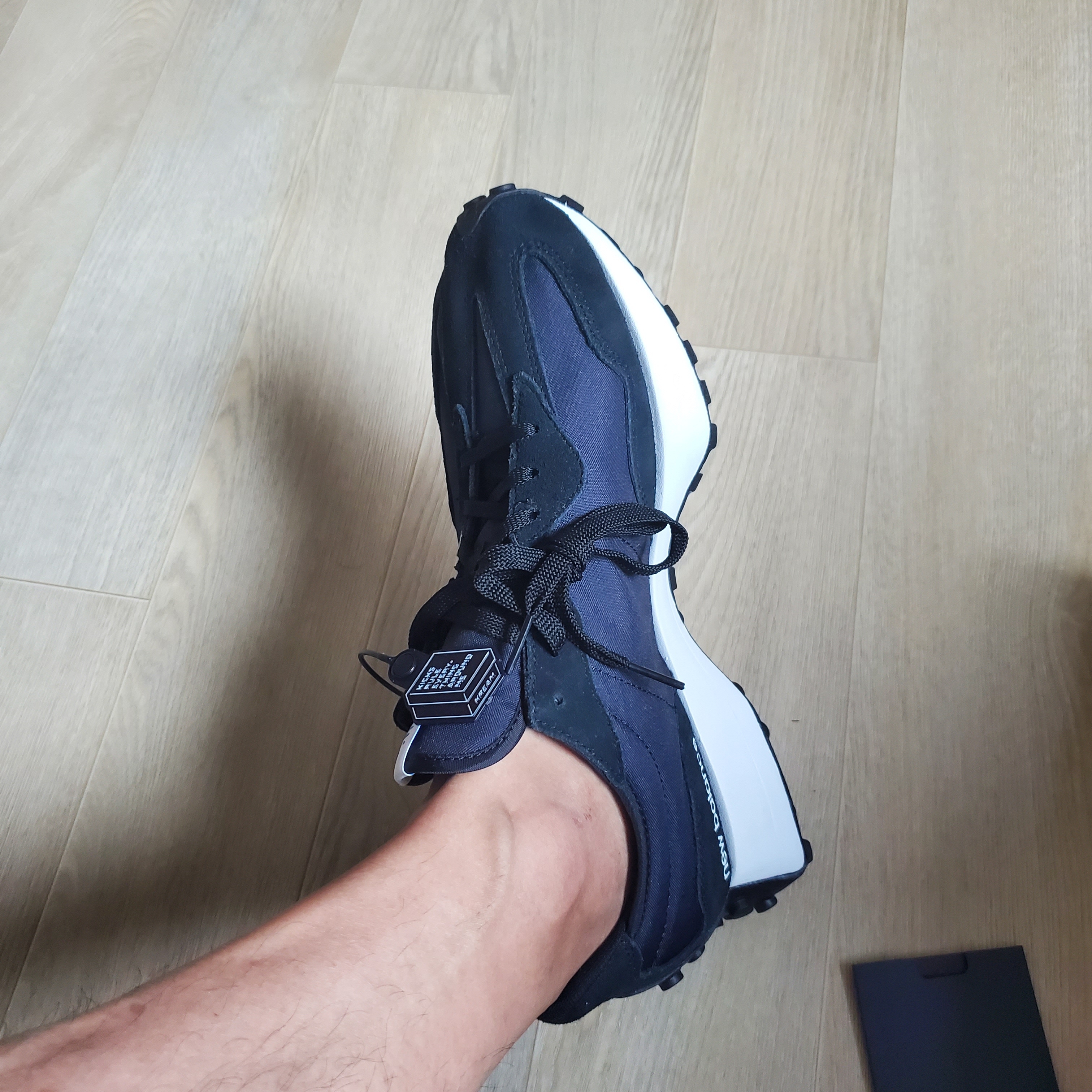 New Balance 327 Black 착용 스타일 - 1
