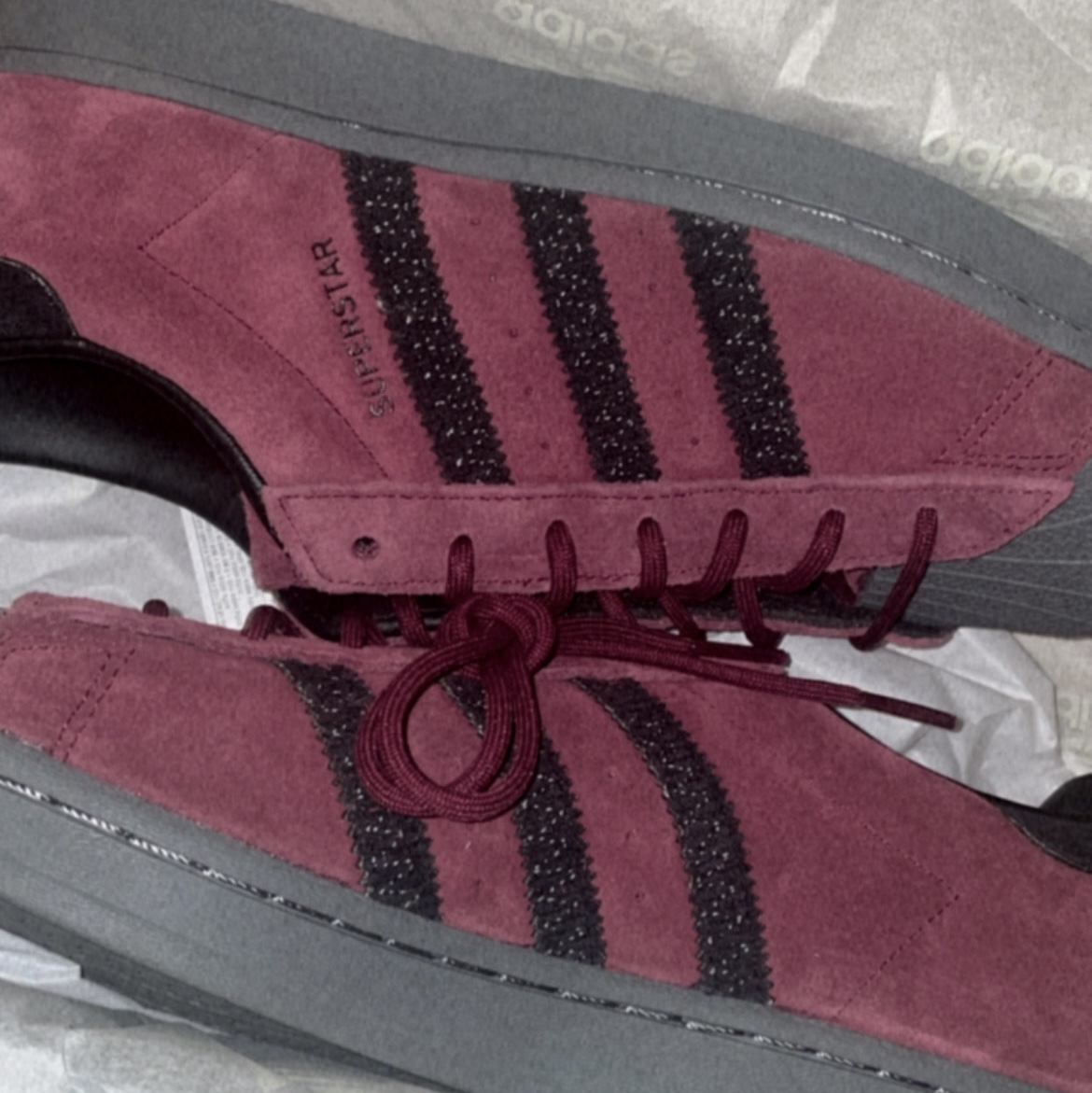 Adidas Superstar Shadow Red Core Black 착용 스타일 - 2