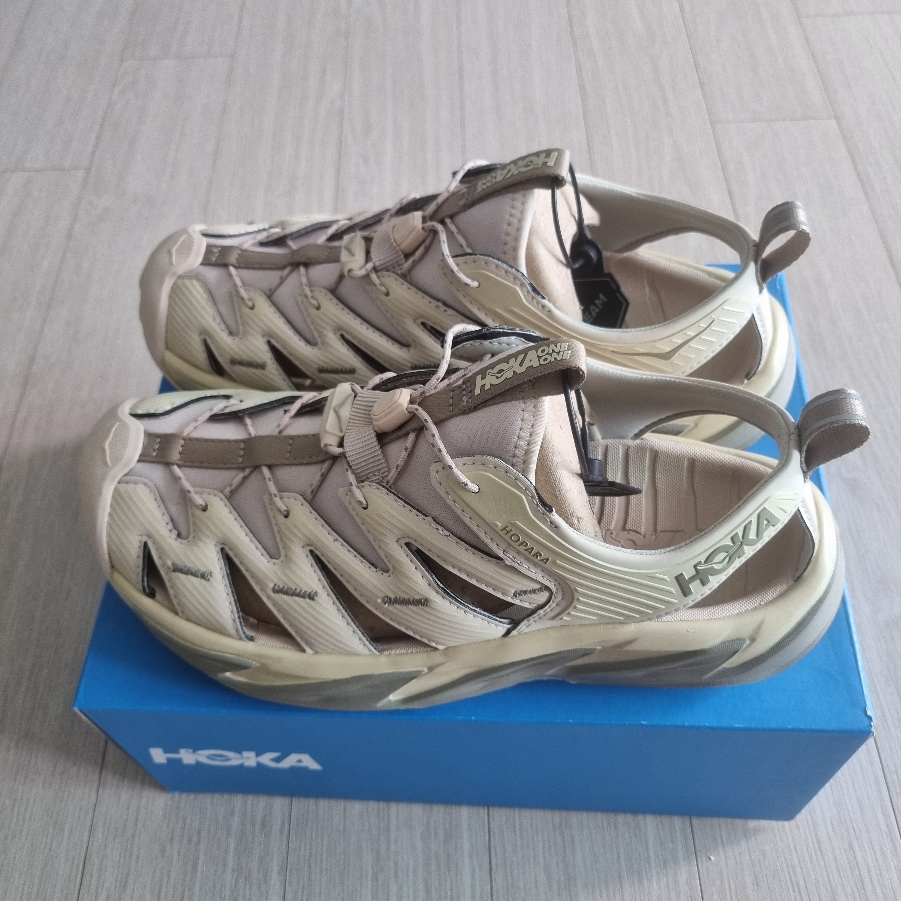 Hoka Hopara Shifting Sand Dune 착용 스타일