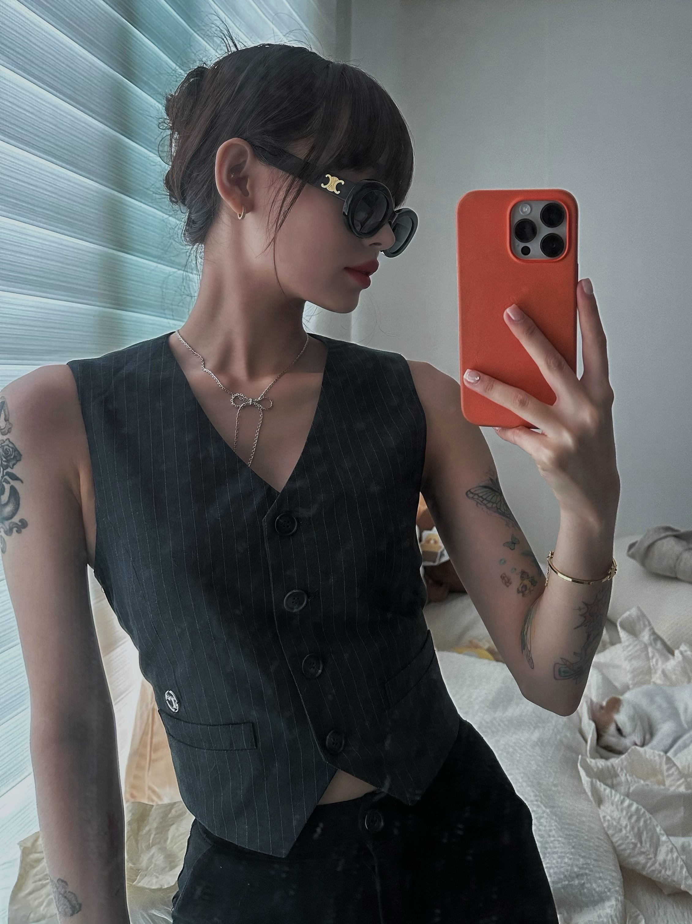 (W) Celine Triomphe 01 Sunglasses in Acetate Black 착용 스타일 - 2