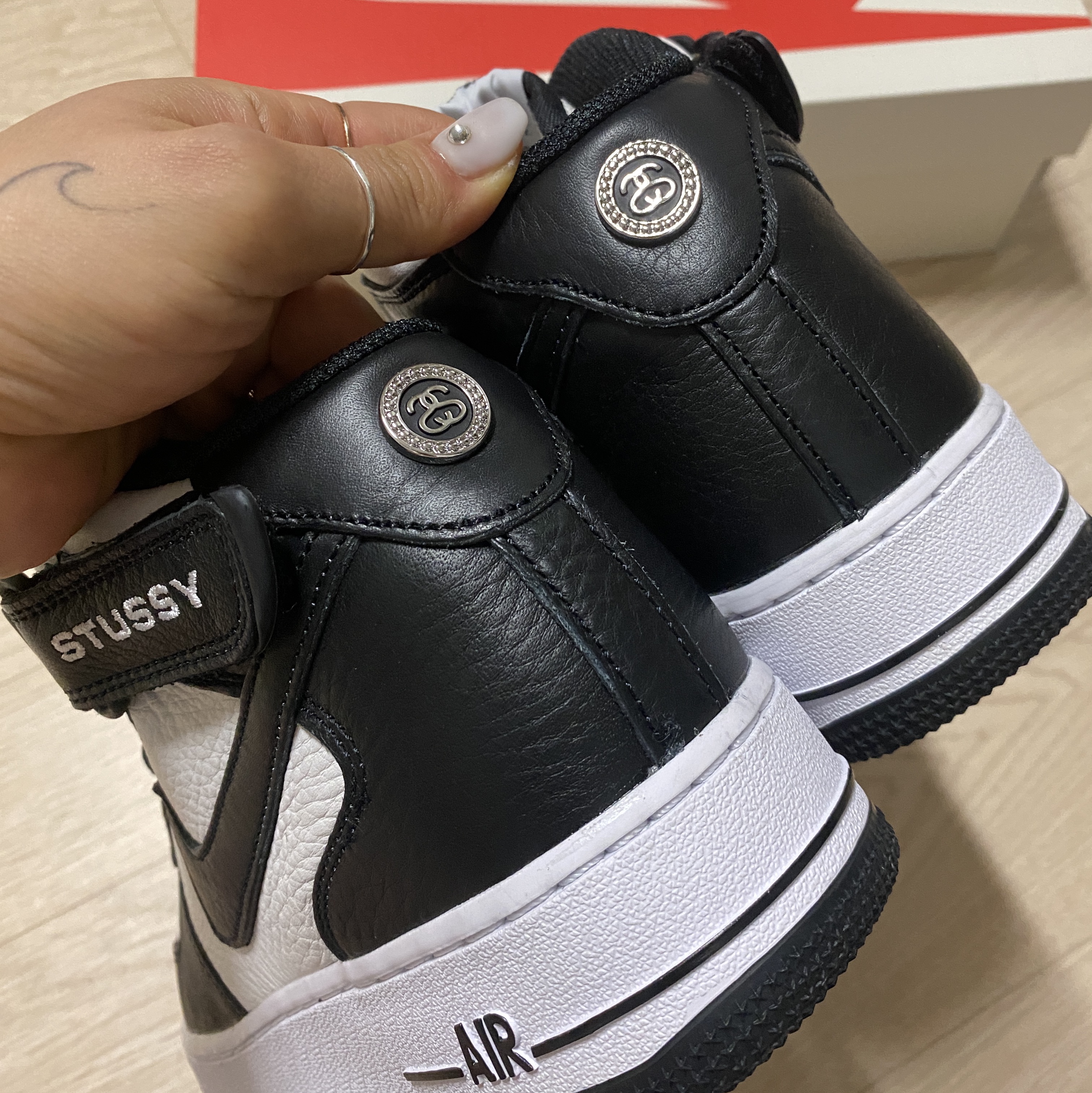 Nike x Stussy Air Force 1 '07 Mid SP Black and Light Bone 착용 스타일 - 2