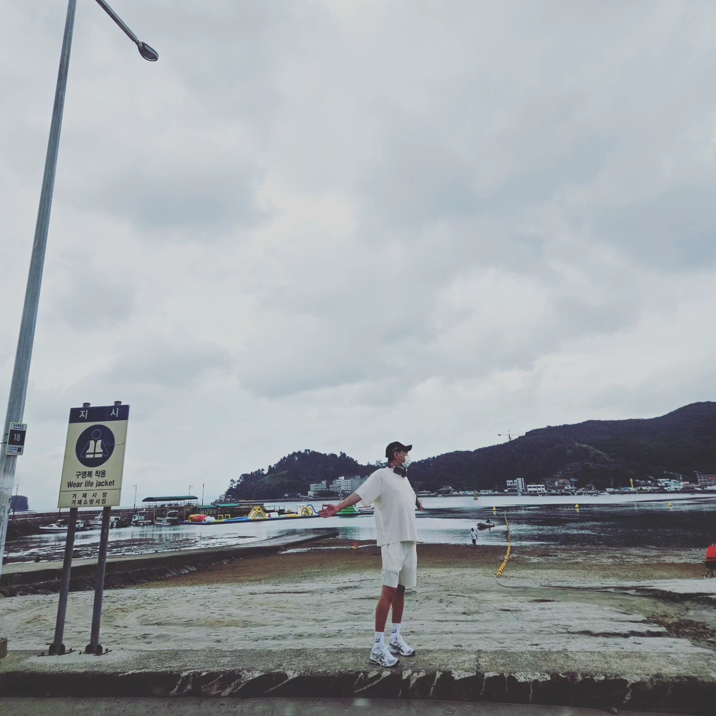 (W) Asics Gel-Kayano 14 White Midnight, Apple AirPods Max Lightning Silver (Korean Ver.) 착용 스타일