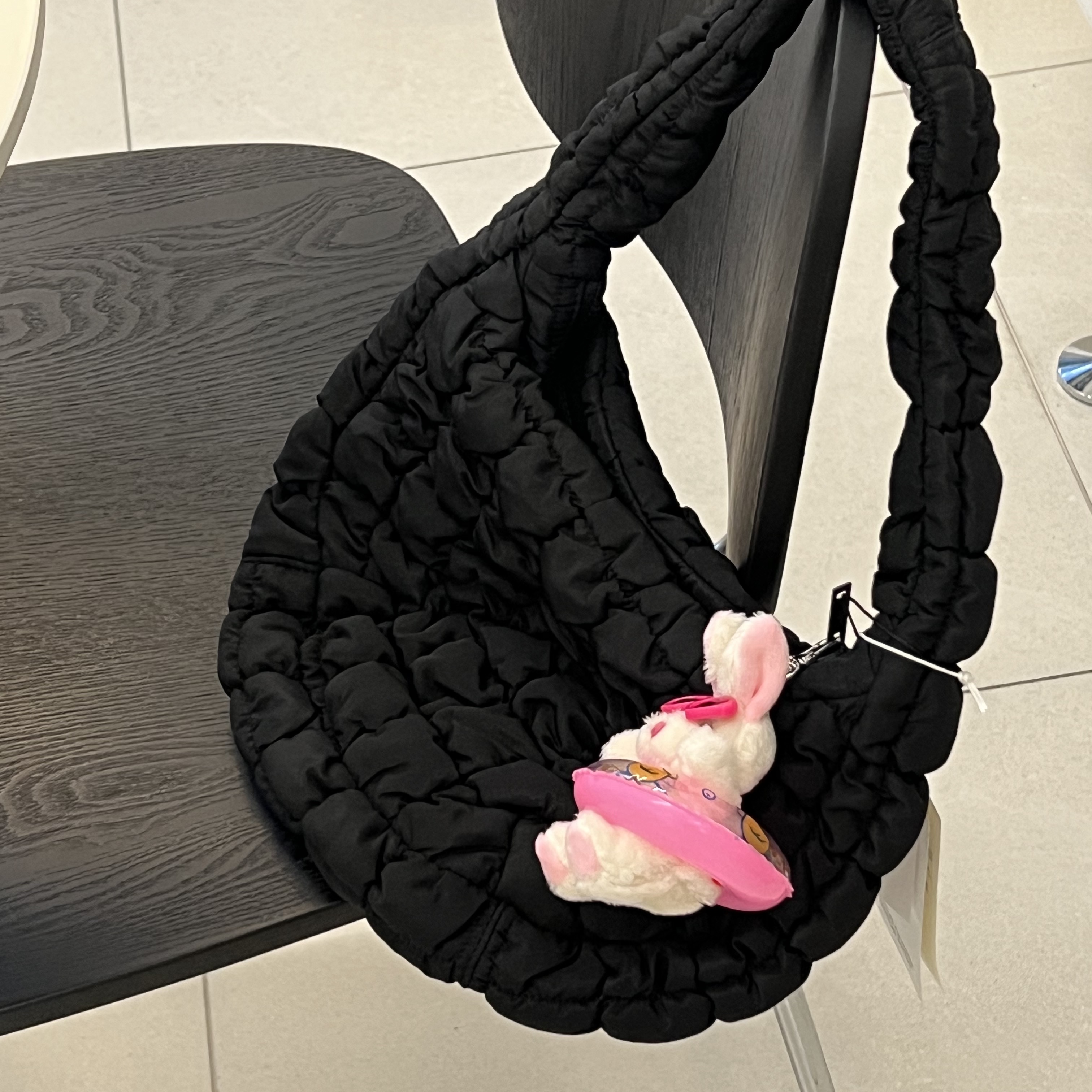 COS Quilted Mini Bag Black 착용 스타일 - 2