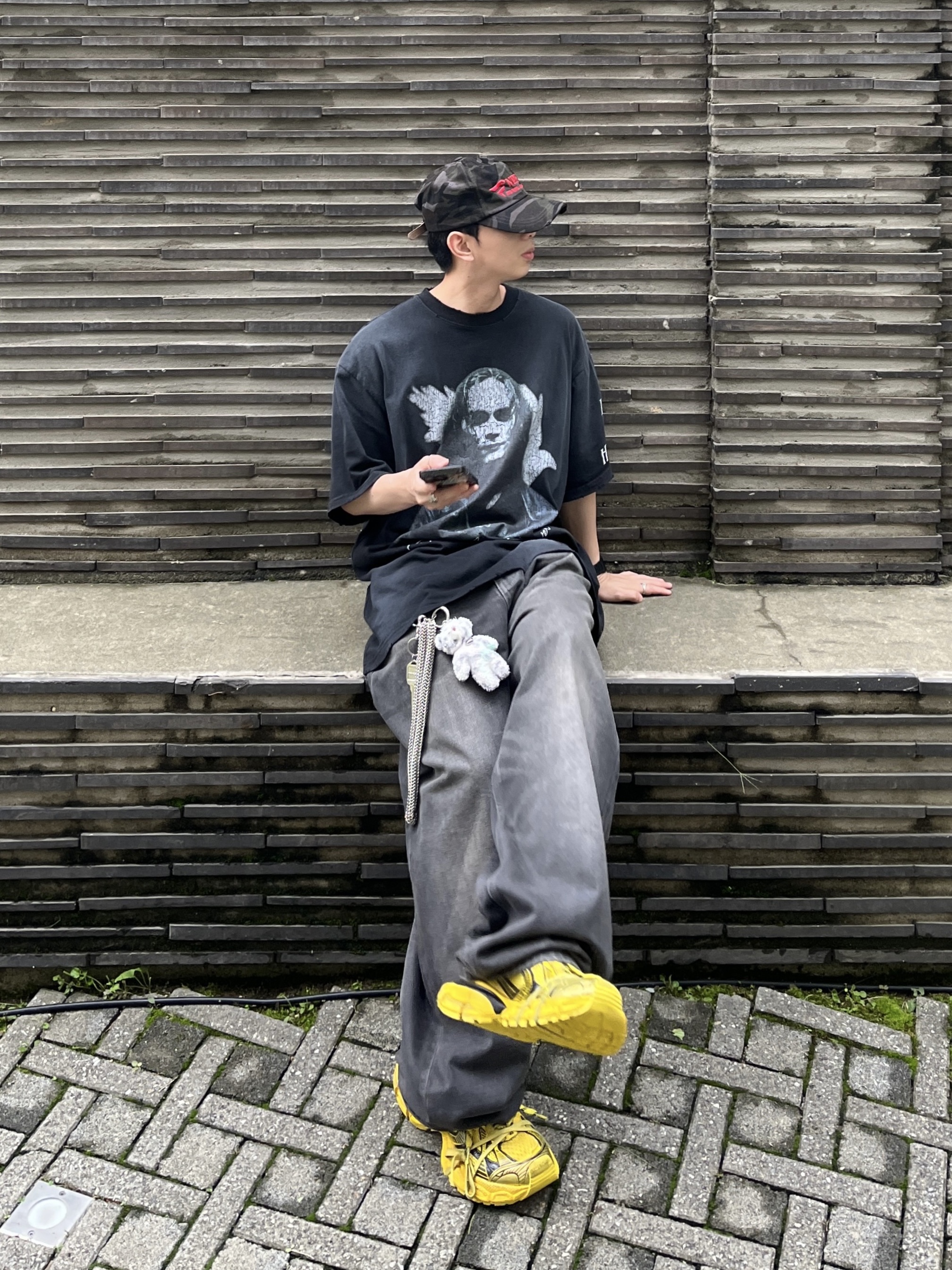 Balenciaga Large Baggy Jeans in Dark Grey Soft Denim, Balenciaga 3XL Sneakers Yellow Black 착용 스타일 - 4
