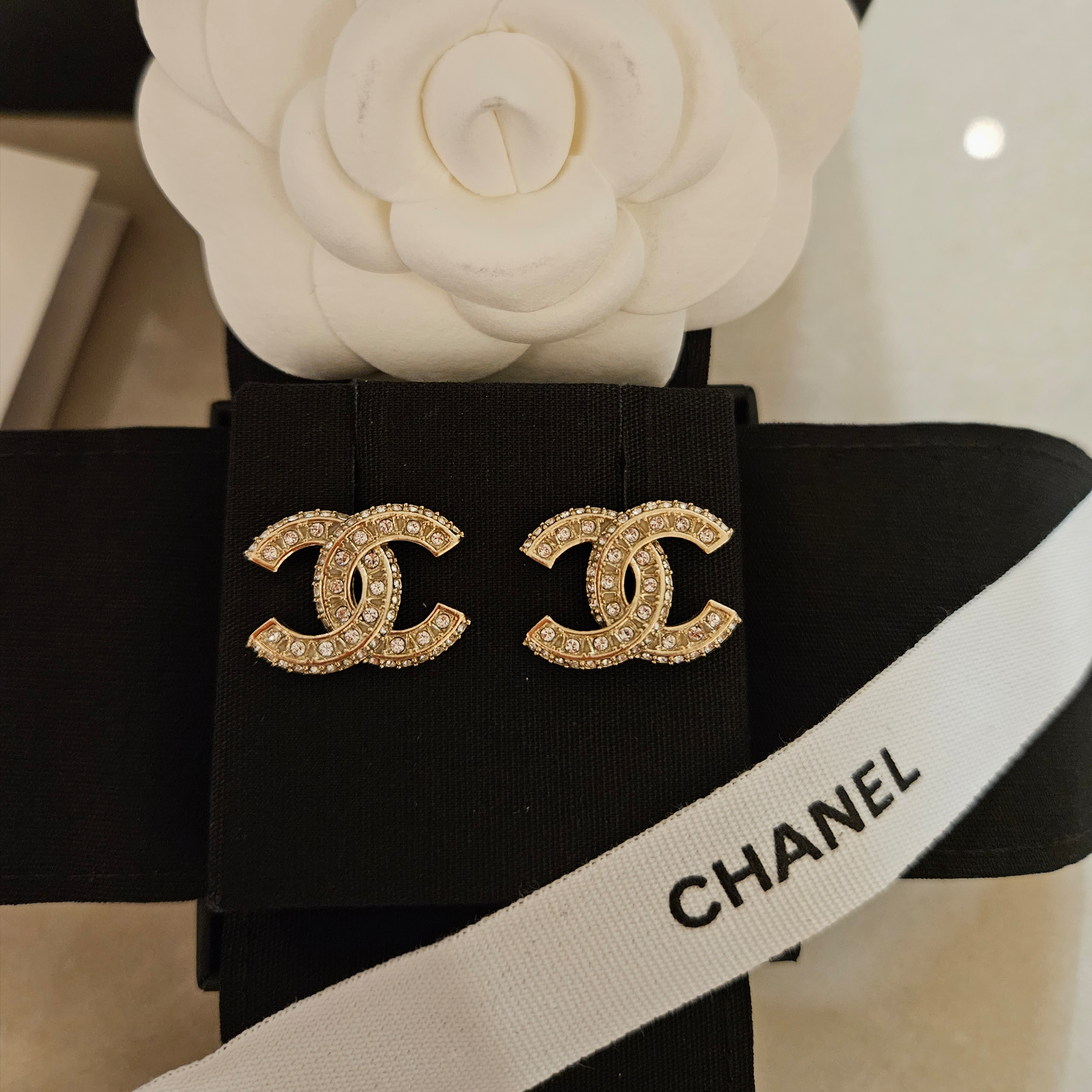 (W) Chanel Earrings Metal Diamantes & Gold Crystal 착용 스타일