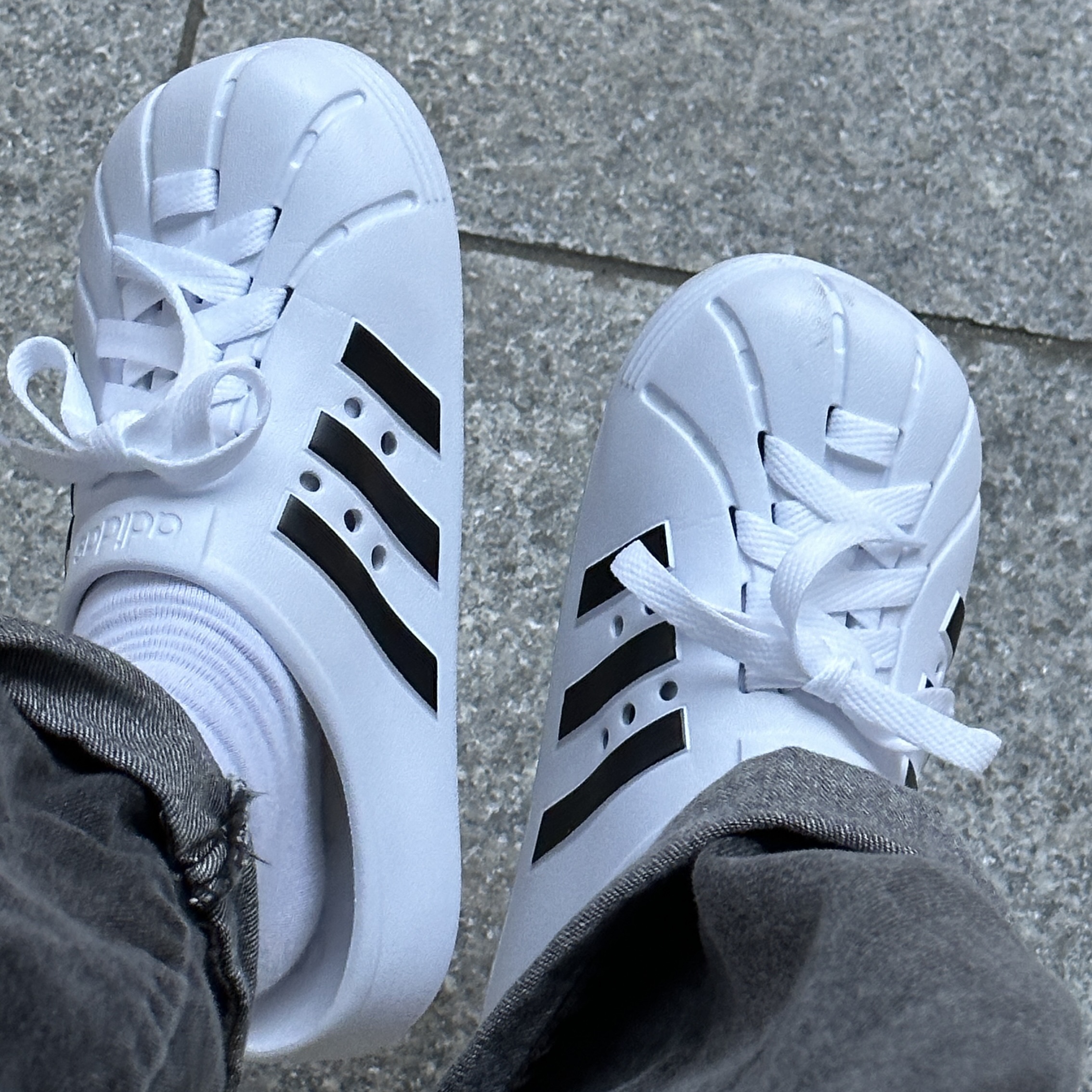 Adidas Adilette Clog White Black 착용 스타일 - 1