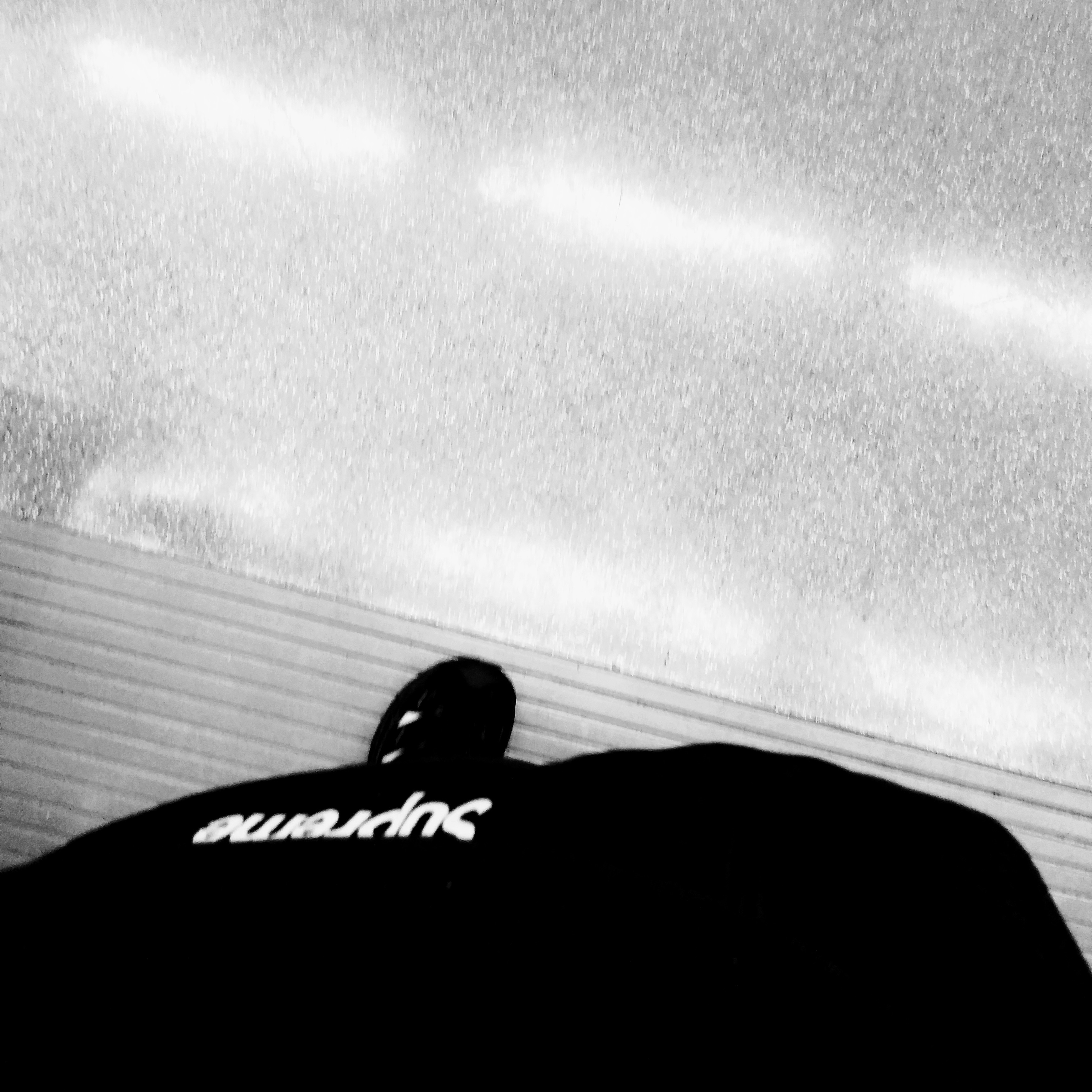 Hoka Hopara Black, Supreme Small Messenger Bag Black - 22SS 착용 스타일