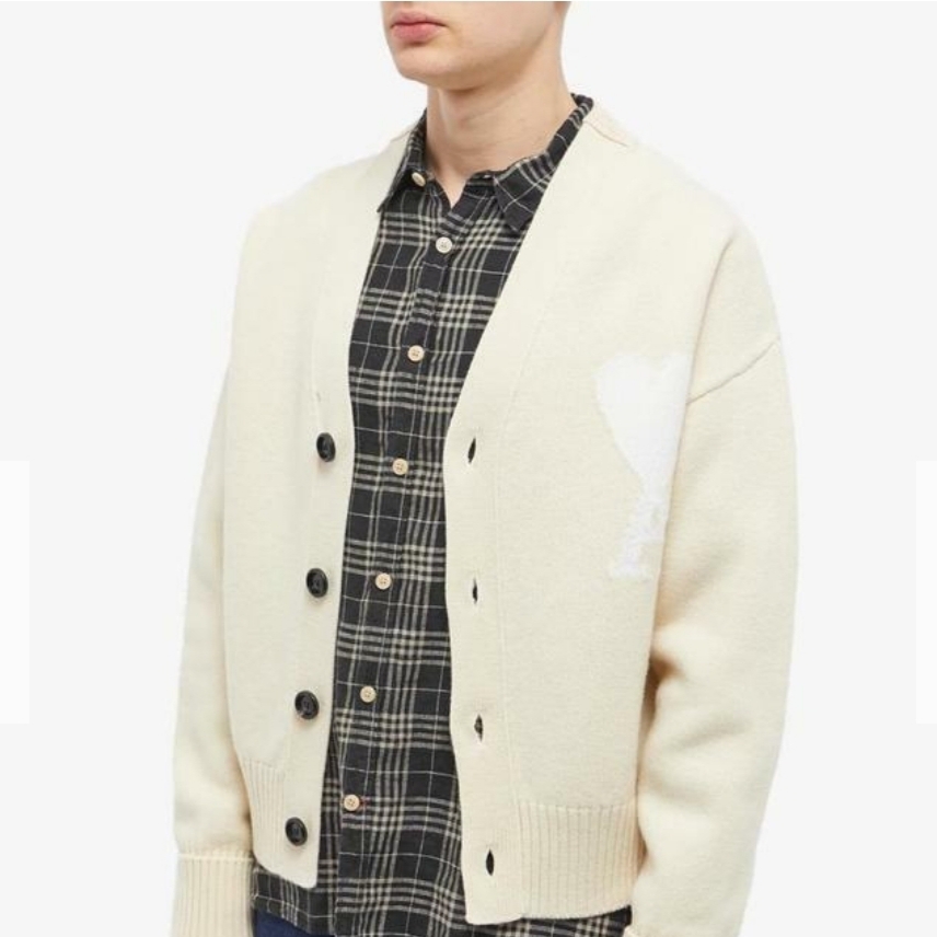AMI de Coeur Oversize Intarsia Cardigan Vanilla White 착용 스타일 - 3