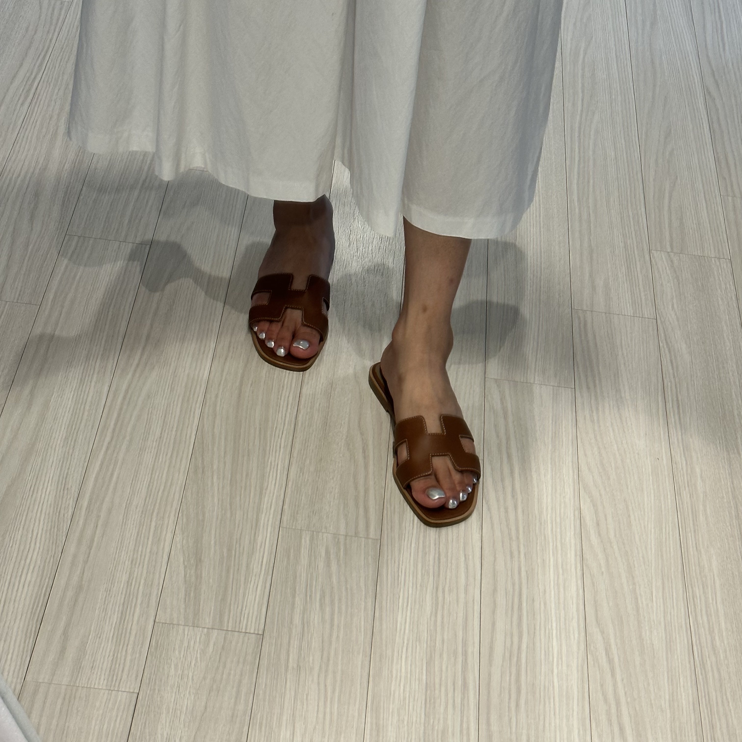 (W) Hermes Oran Sandal Calfskin & Gold Piqures Ecrues 착용 스타일