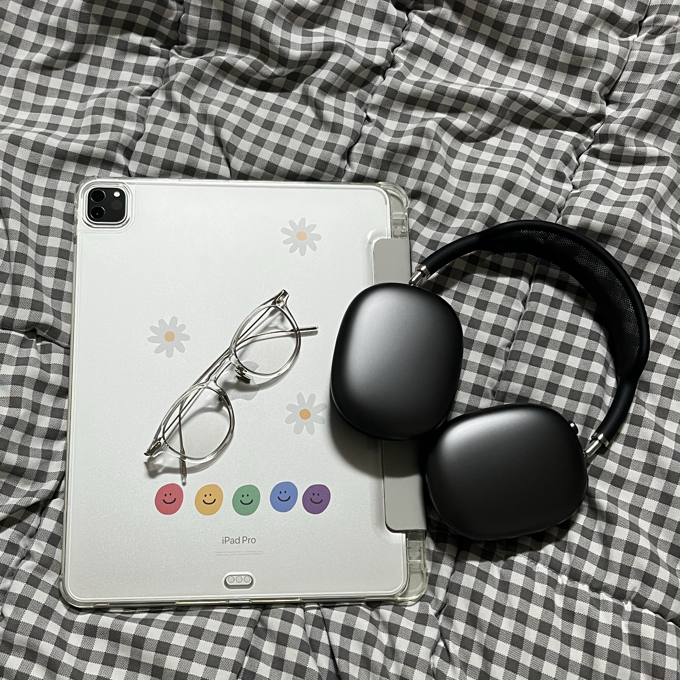 Apple AirPods Max Lightning Space Gray (Korean Ver.), Apple iPad Pro 6th Gen 12.9-inch Wifi 128GB Silver (Korean Ver.) 착용 스타일