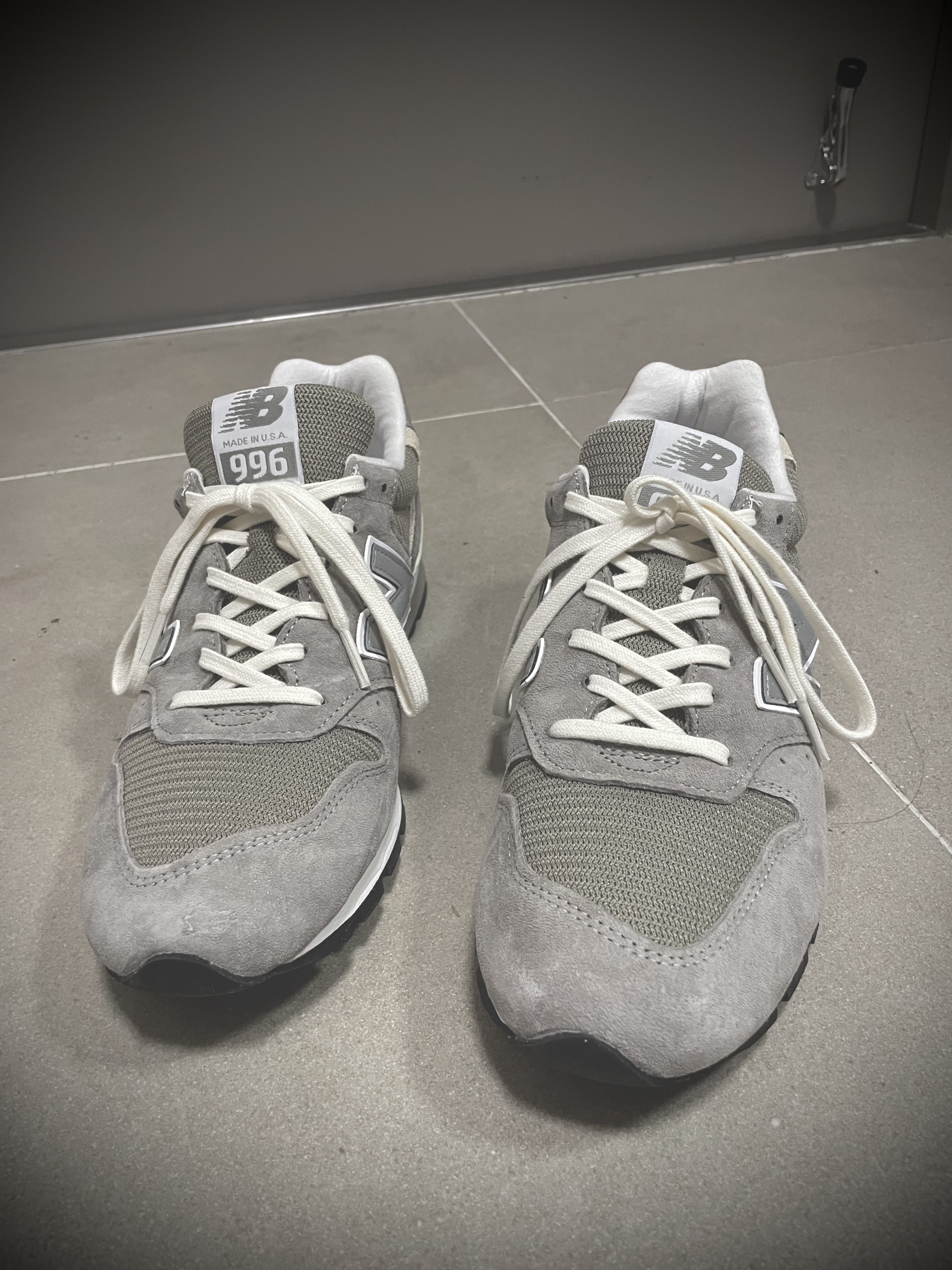 New Balance Made in USA 996 Grey 착용 스타일 - 2