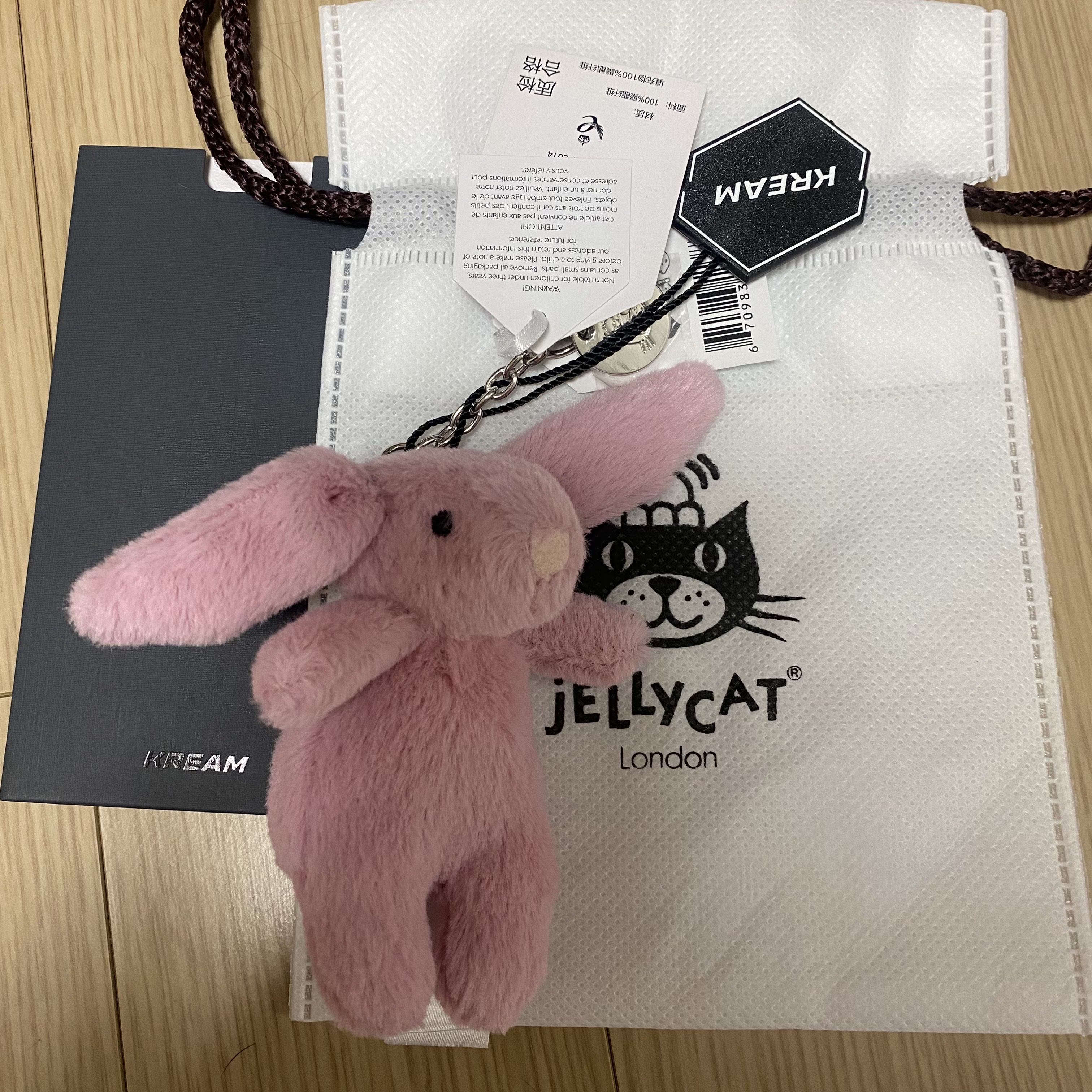 Jellycat Bashful Bunny Bag Charm Tulip 착용 스타일