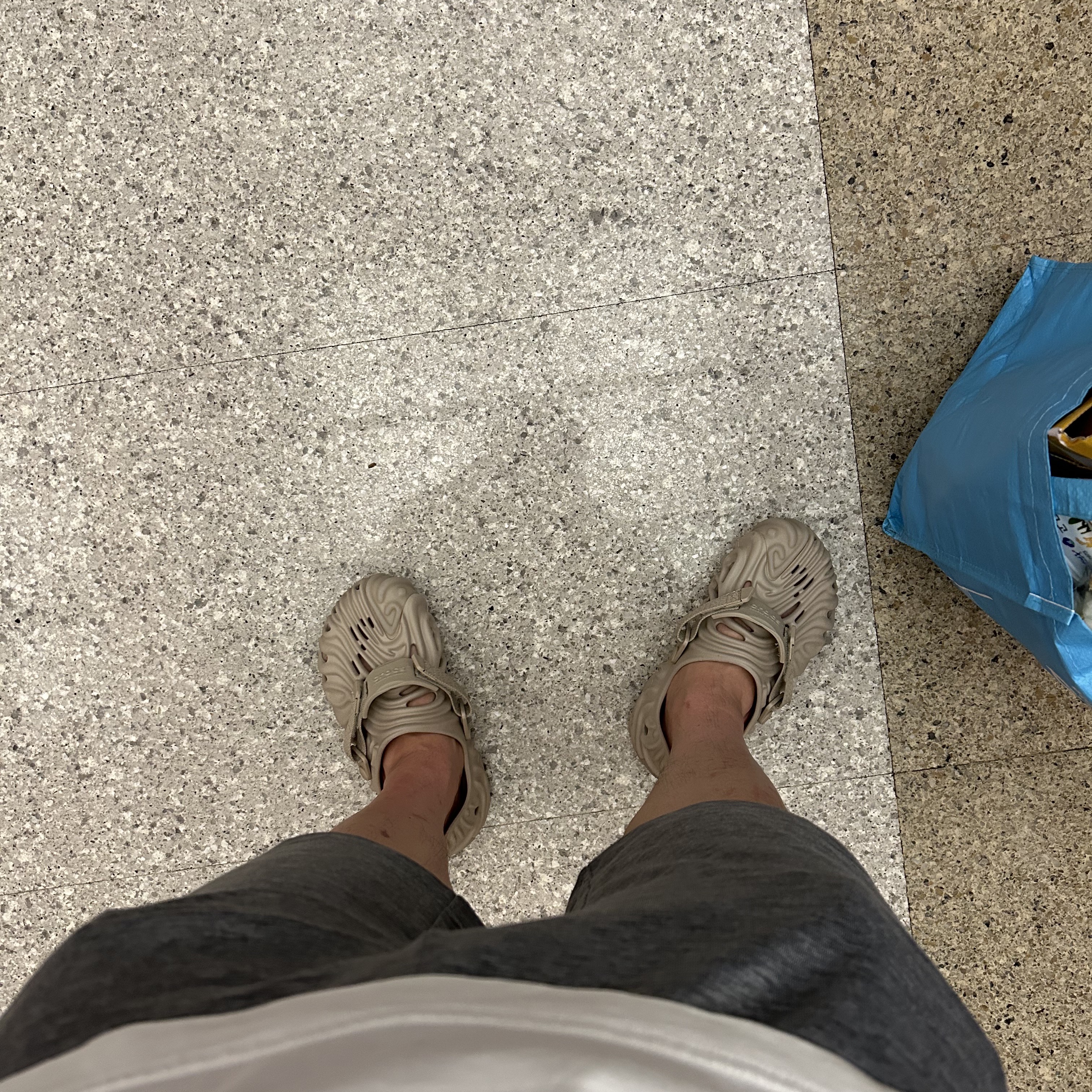 Crocs x Salehe Bembury Pollex Clog Horchata 착용 스타일 - 2