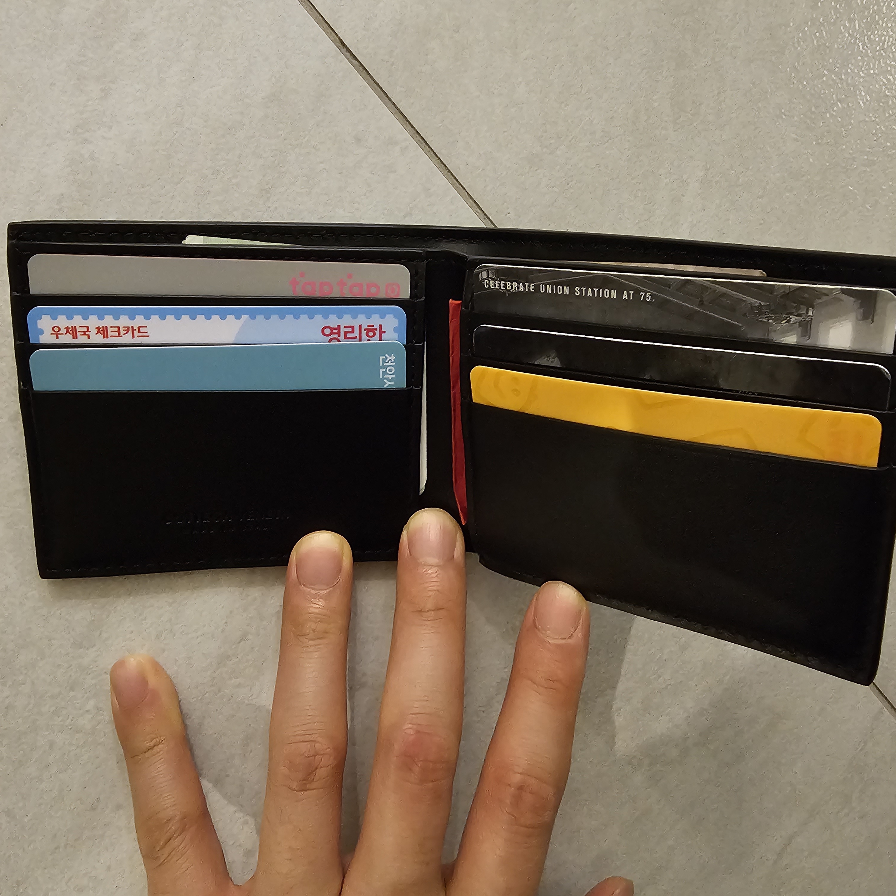Bottega Veneta Bi-Fold Wallet Black 착용 스타일 - 2
