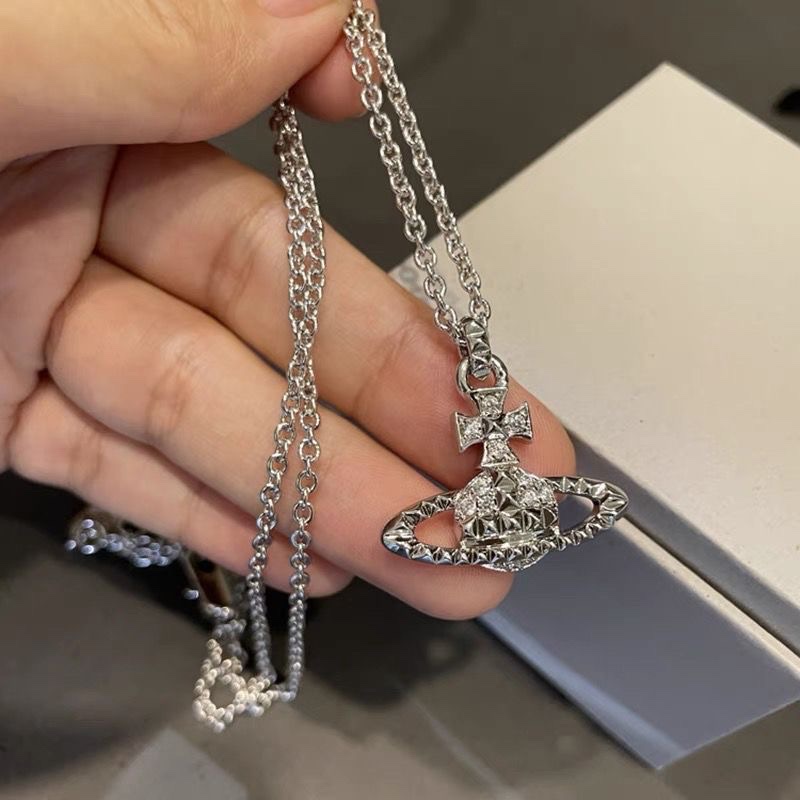 Vivienne Westwood Mayfair Bas Relief Pendant Silver 착용 스타일 - 2
