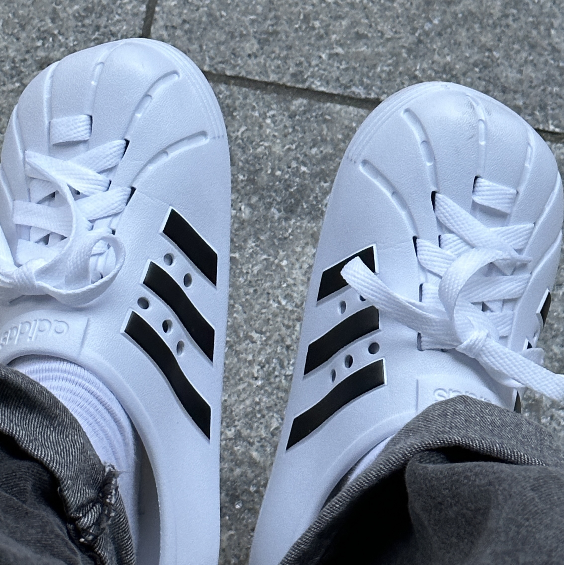 Adidas Adilette Clog White Black 착용 스타일 - 2