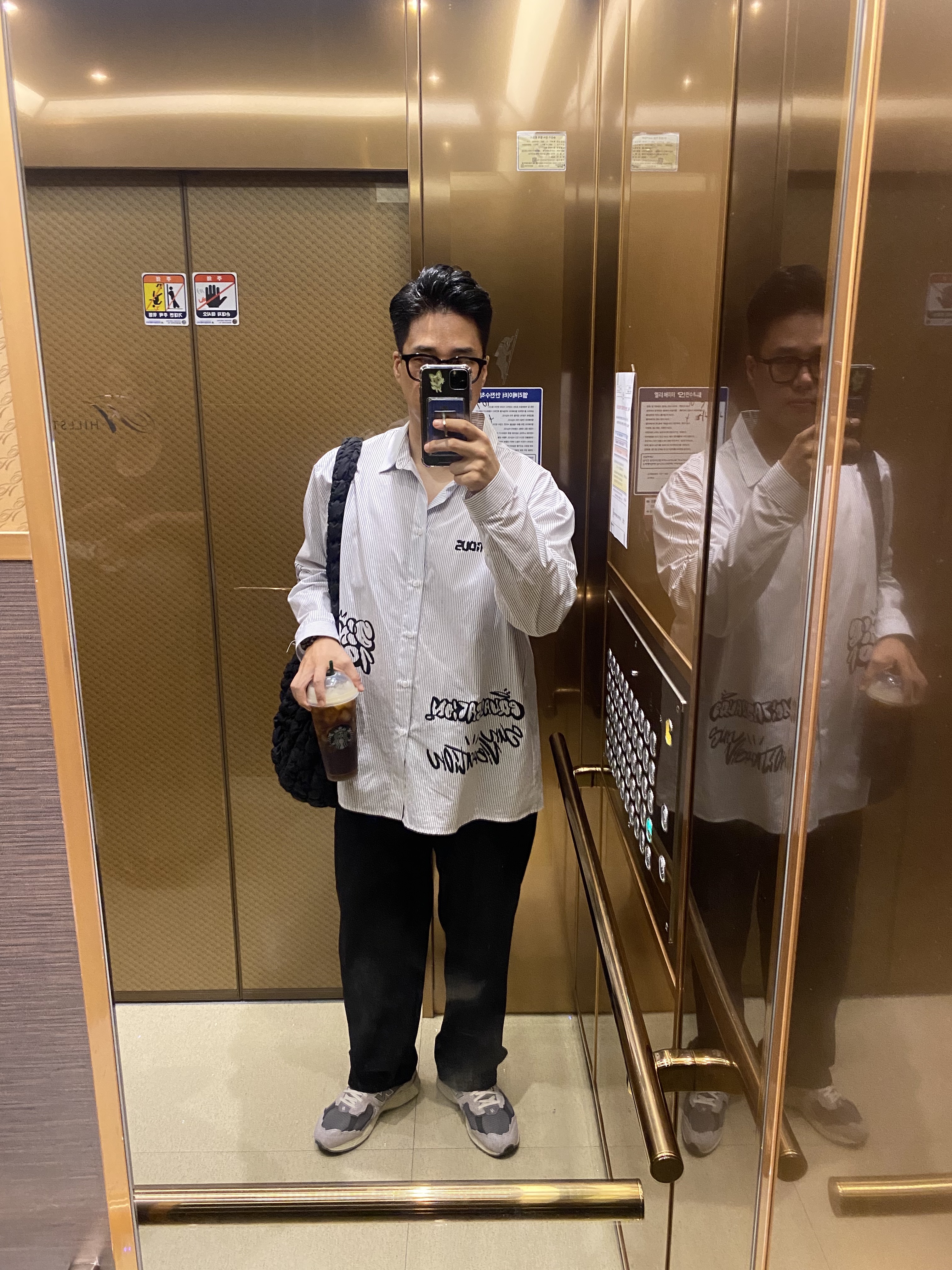 New Balance 2002R Protection Pack Rain Cloud, COS Quilted Oversized Shoulder Bag Black 착용 스타일
