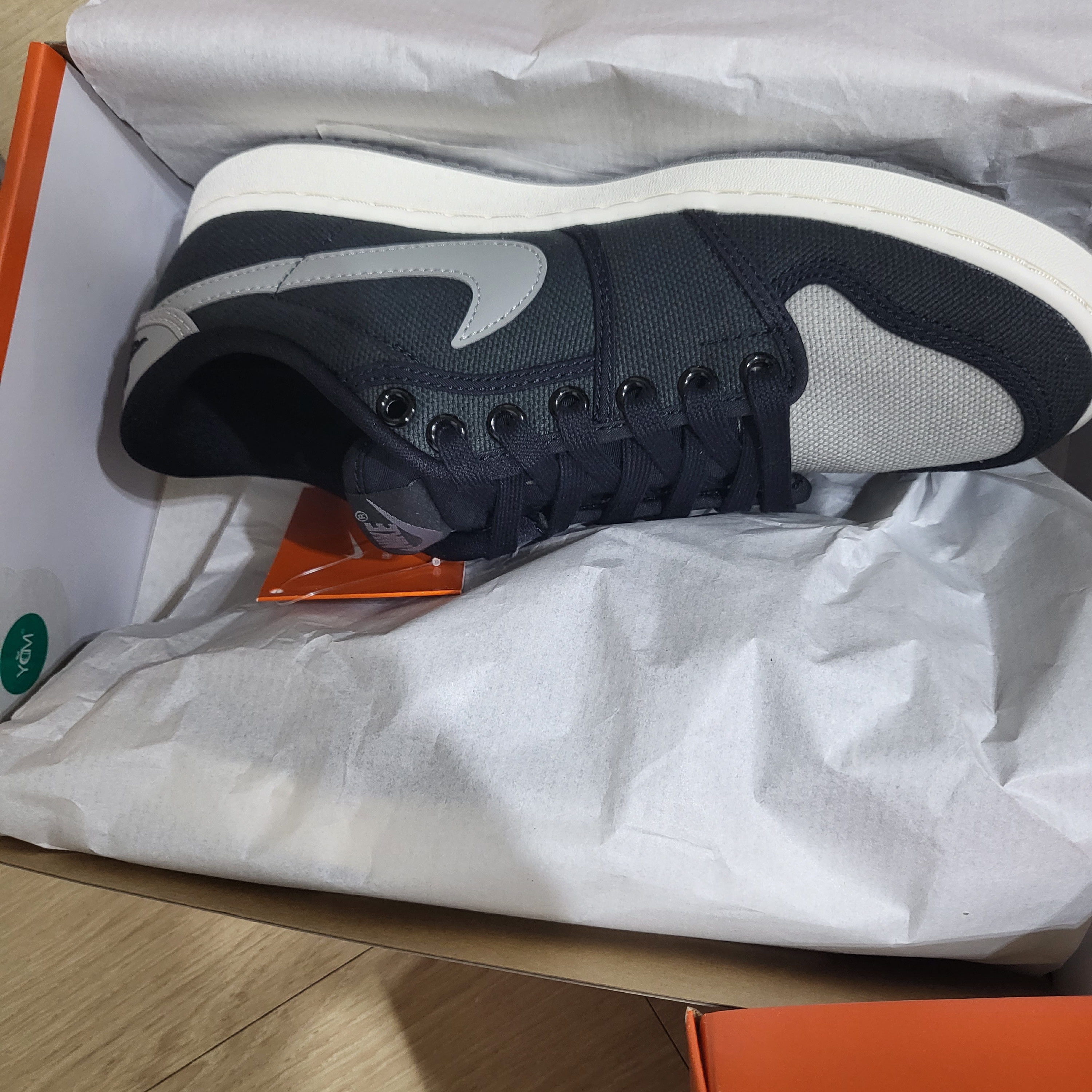 Jordan 1 KO Low Black Medium Grey 착용 스타일 - 4