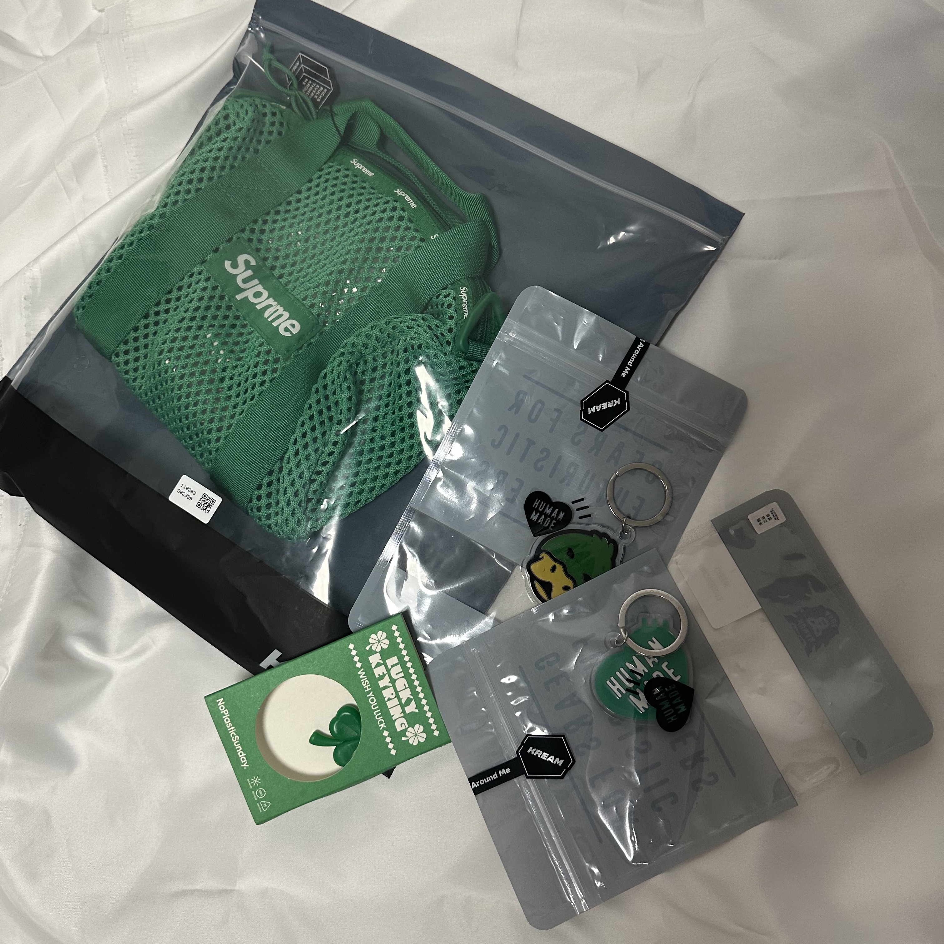 Supreme Mesh Mini Duffle Bag Green - 23SS, Human Made Acrylic Animal Keyring Green 착용 스타일 - 2