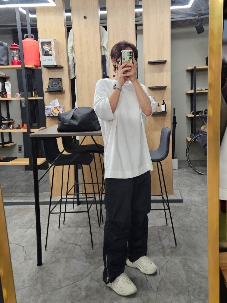 Adidas Yeezy Foam RNNR Sand, Juun.J Low Crotch String Wide Pants Black 착용 스타일