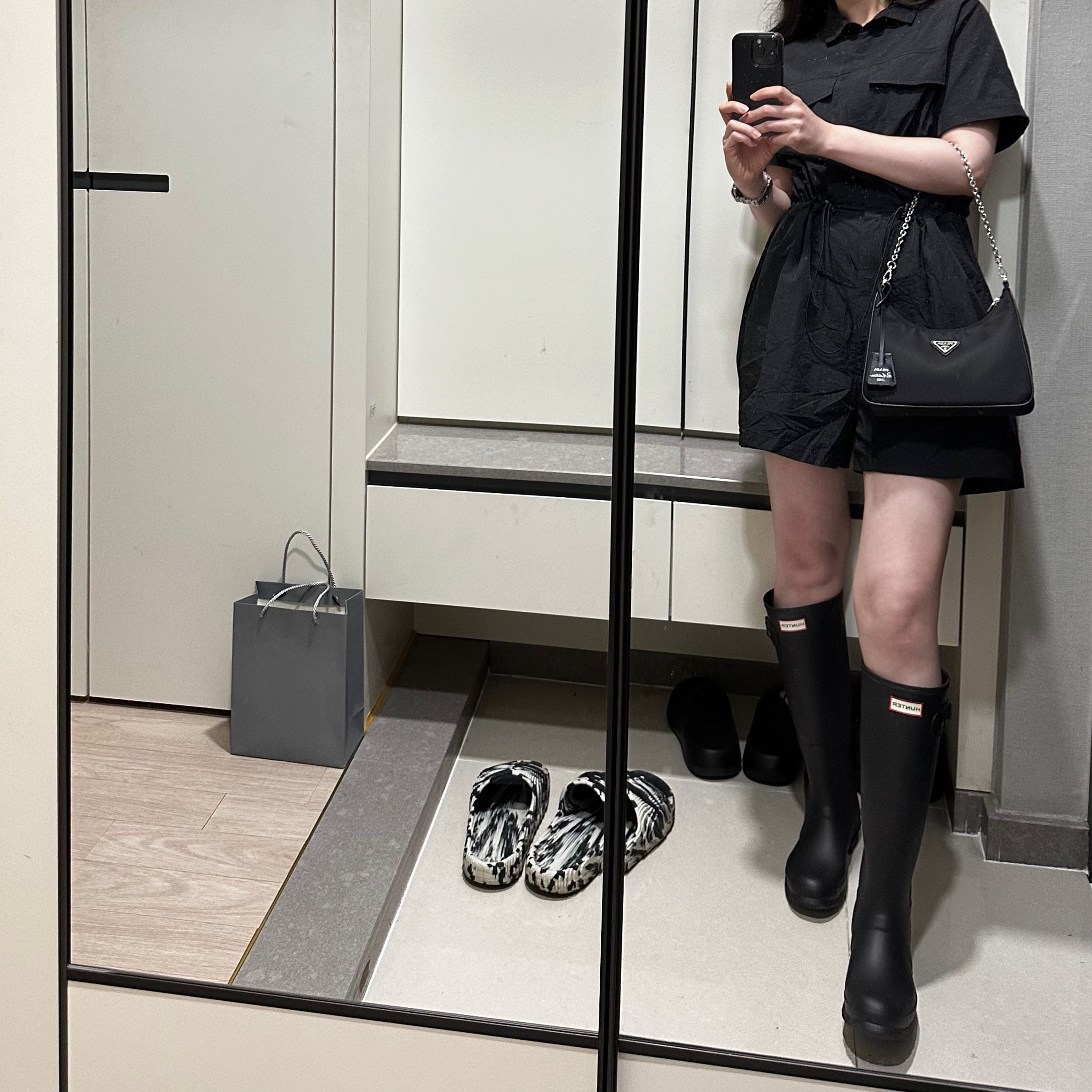 Prada Re-Edition 2005 Re-Nylon Shoulder Bag Black, (W) Hunter Original Tall Rain Boots Black 착용 스타일