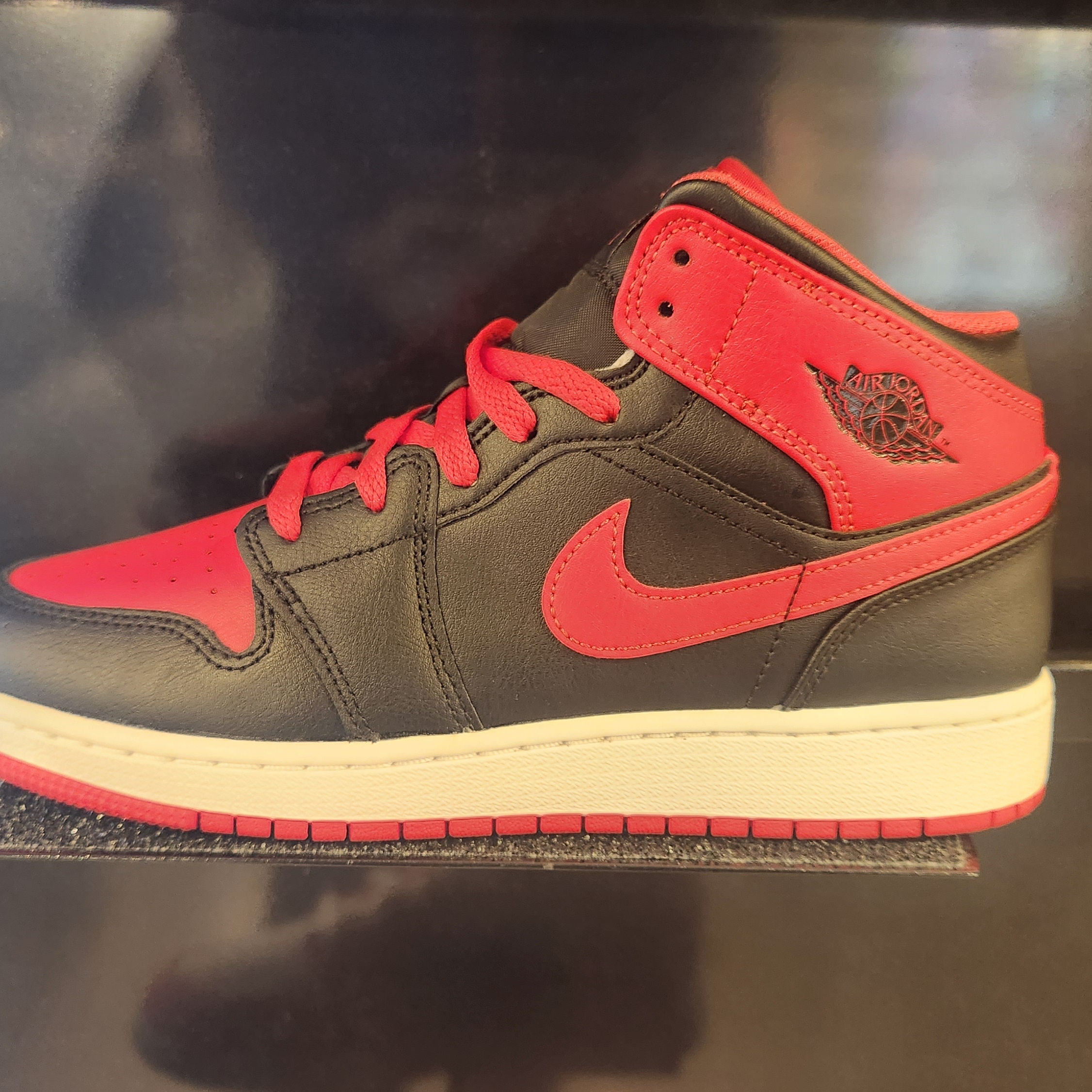 Jordan 1 Mid Black Fire Red 착용 스타일