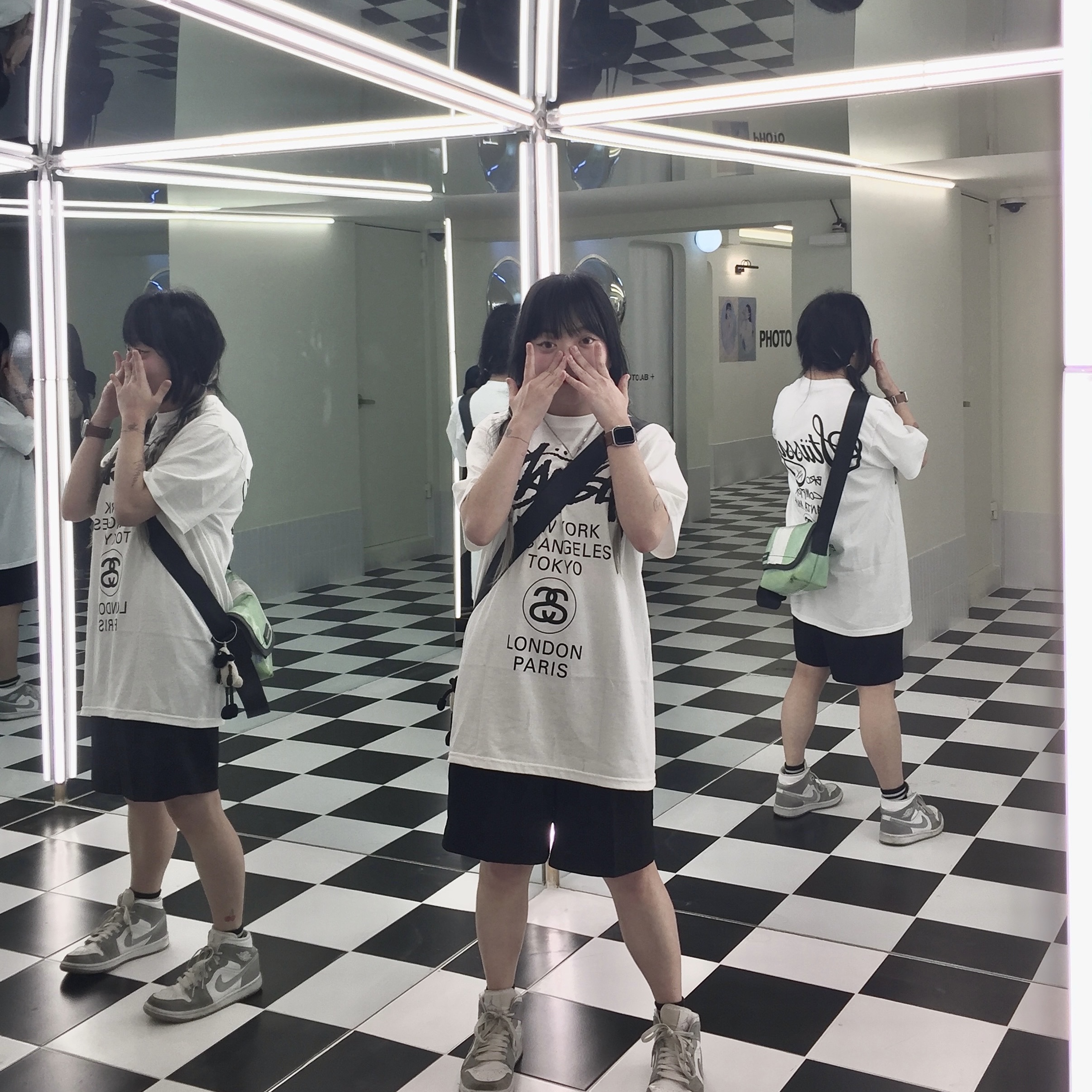 Stussy World Tour T-Shirt White 2023, (W) Jordan 1 Mid Wolf Grey 착용 스타일 - 1