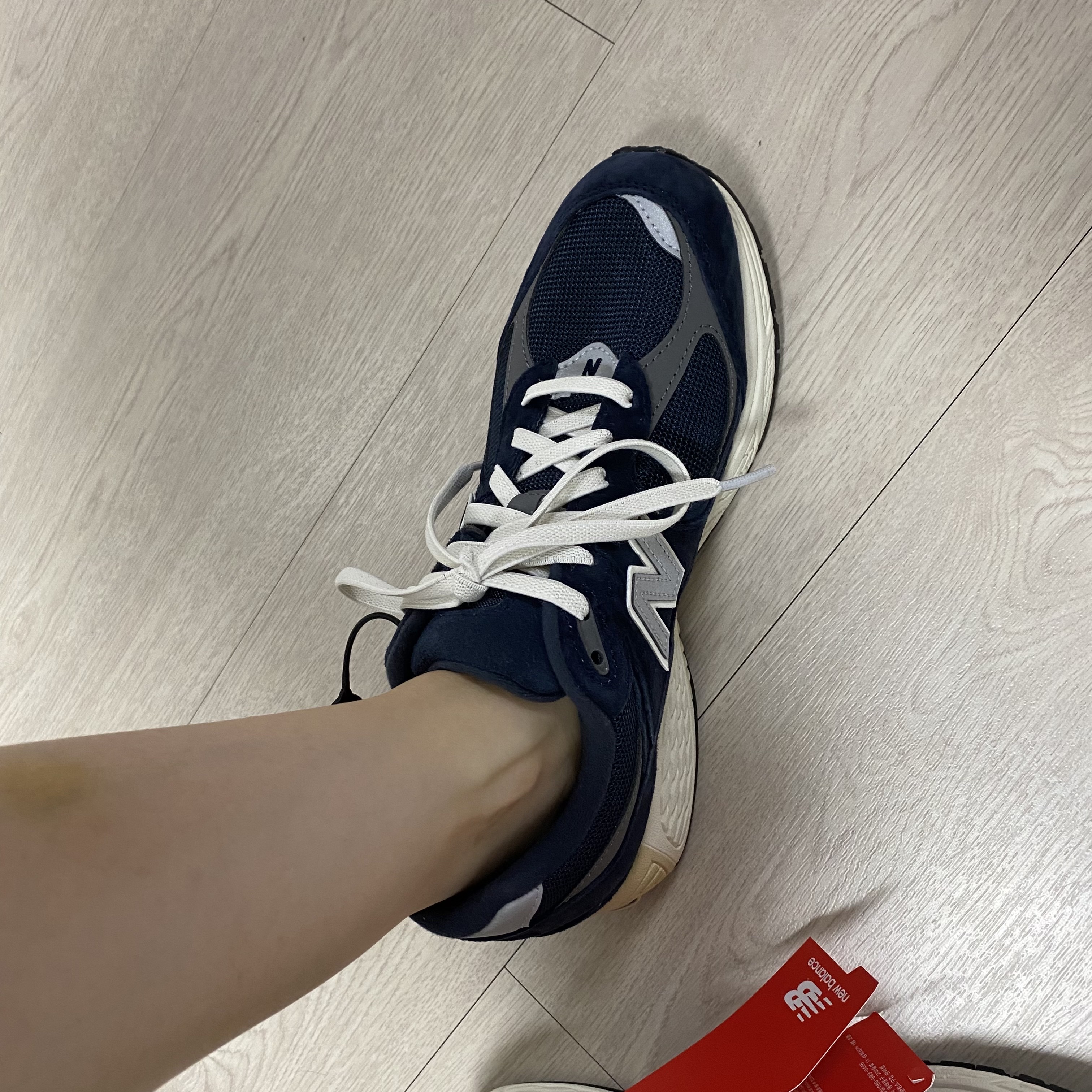 New Balance 2002R Eclipse Castlerock 착용 스타일