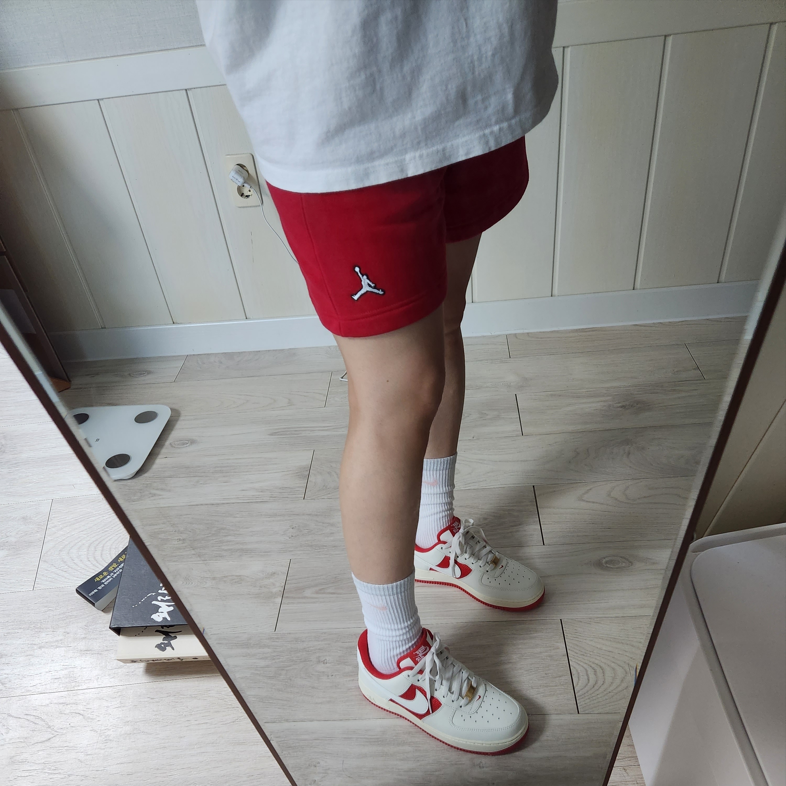Nike Air Force 1 '07 Sail University Red, Stussy Strawberry T-Shirt White 착용 스타일