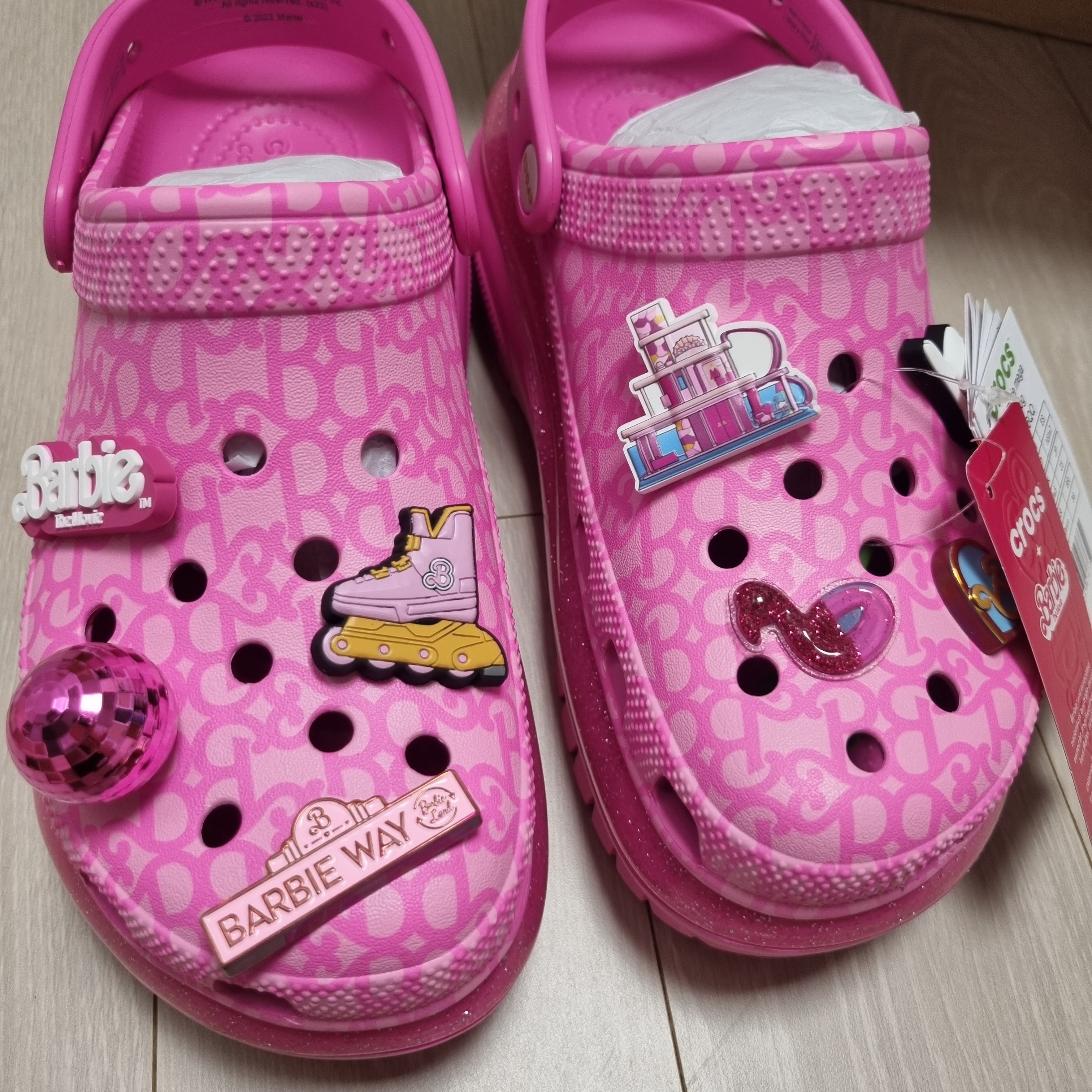 (W) Crocs x Barbie The Movie Classic Mega Crush Clog Electric Pink 착용 스타일 - 1
