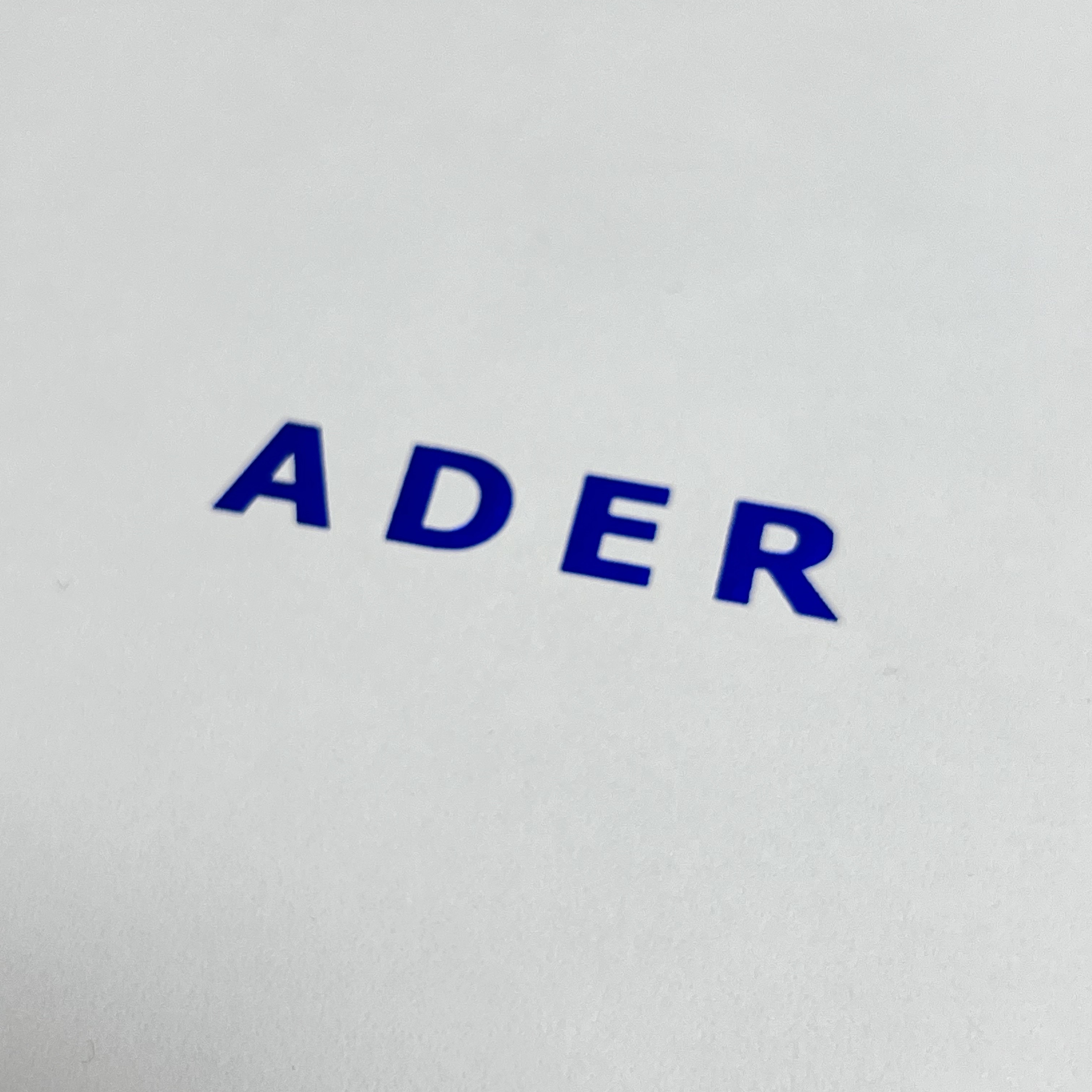 Ader Error Trace Admore Crossbody Bag White 착용 스타일 - 1