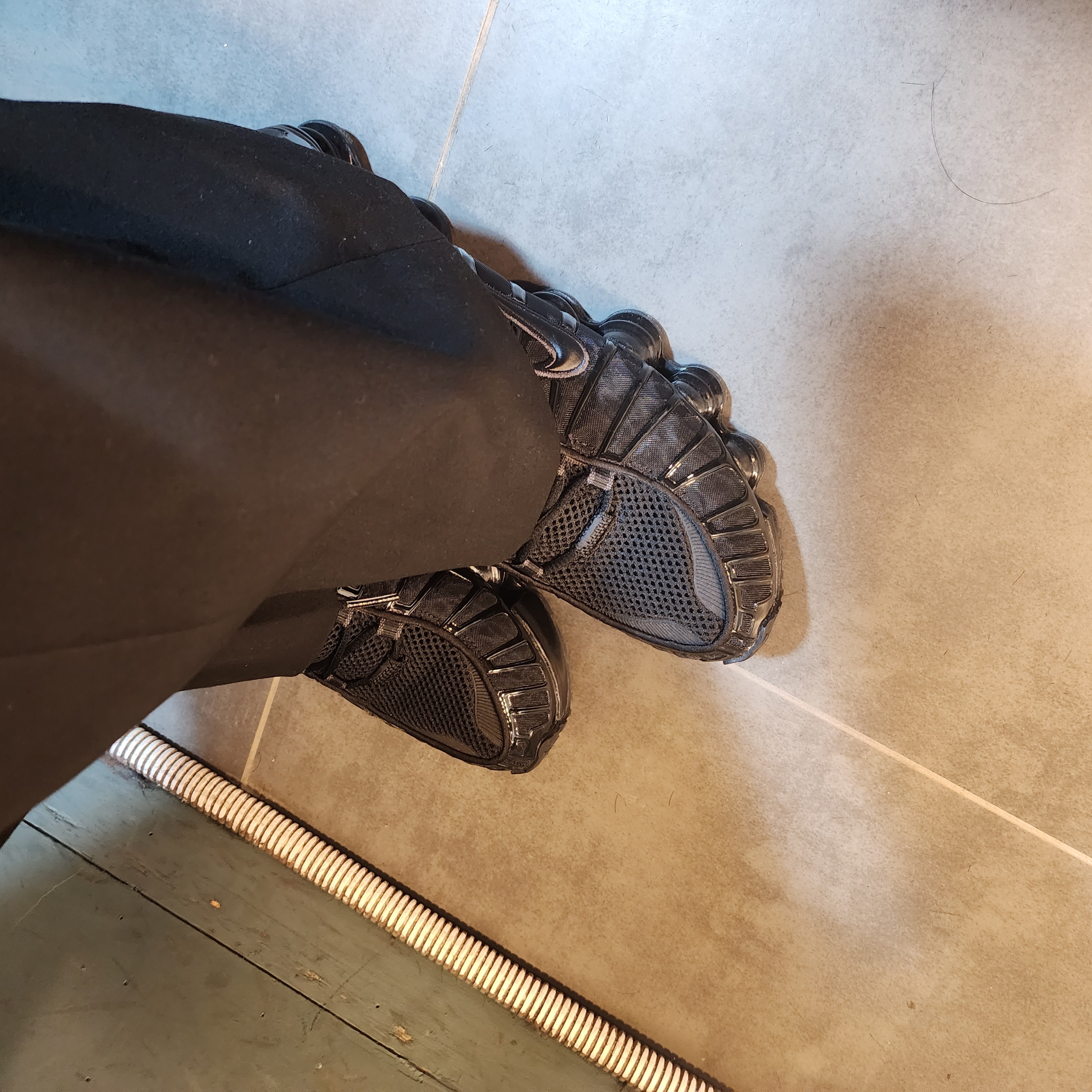(W) Nike Shox TL Black and Max Orange 착용 스타일 - 3