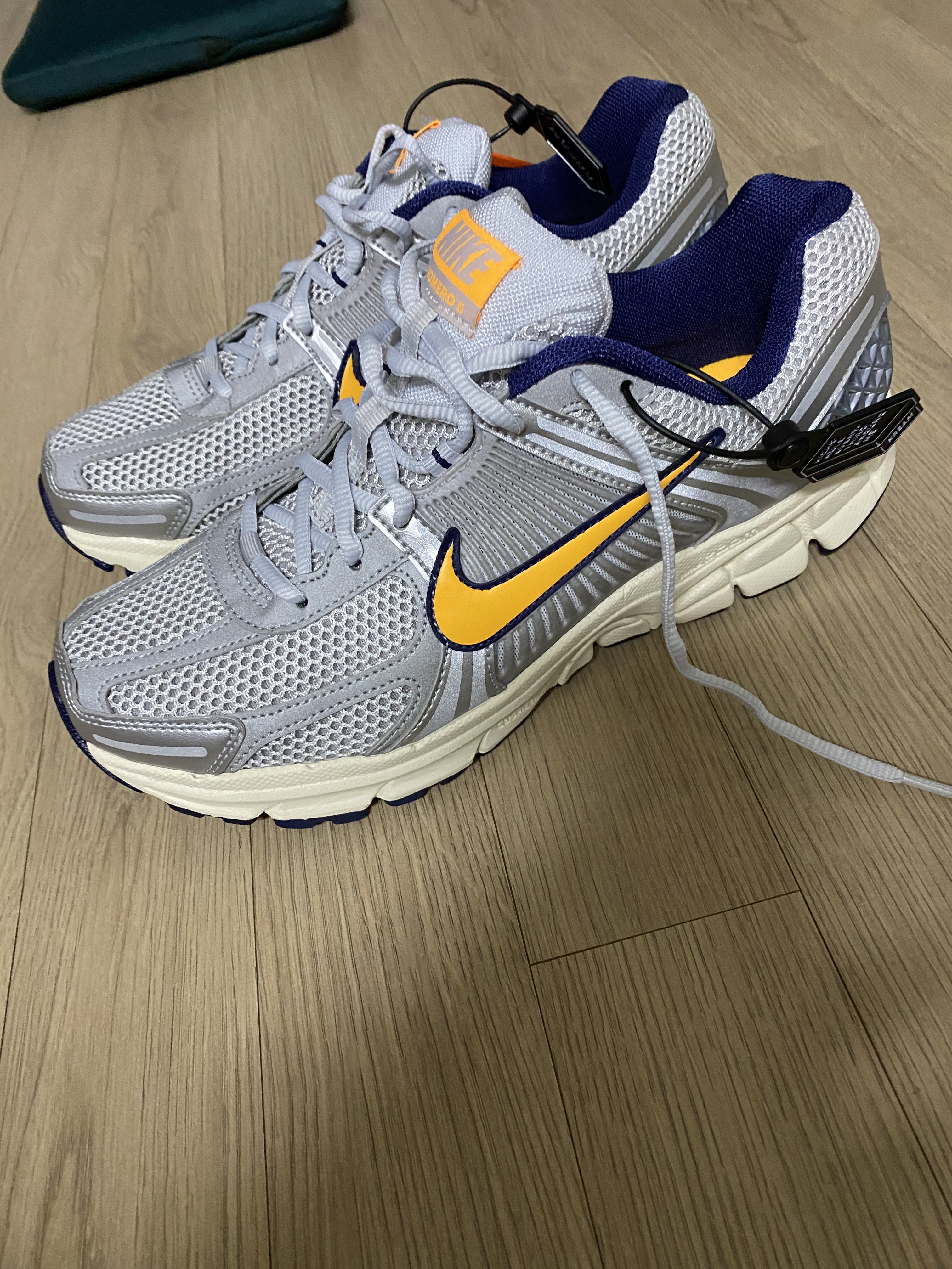 Nike Zoom Vomero 5 Pure Platinum and Laser Orange 착용 스타일