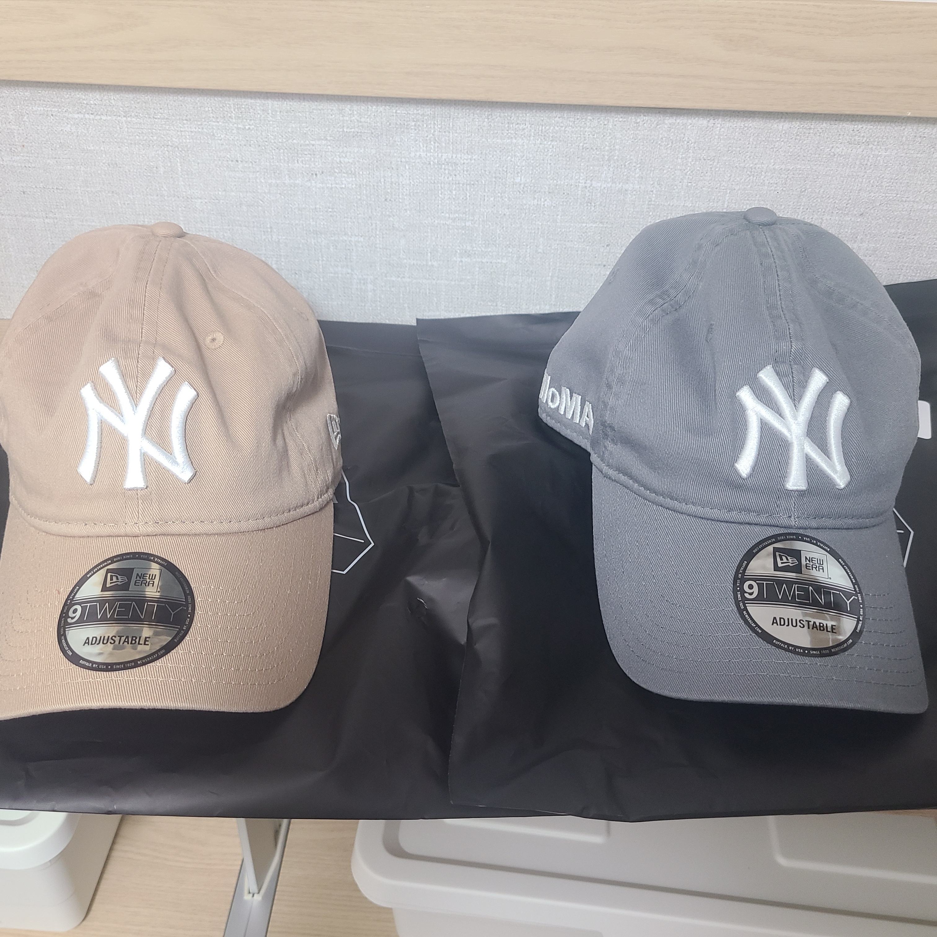 New Era x MoMA New York Yankees Cap Camel, New Era x MoMA New York Yankees Cap Storm Gray 착용 스타일