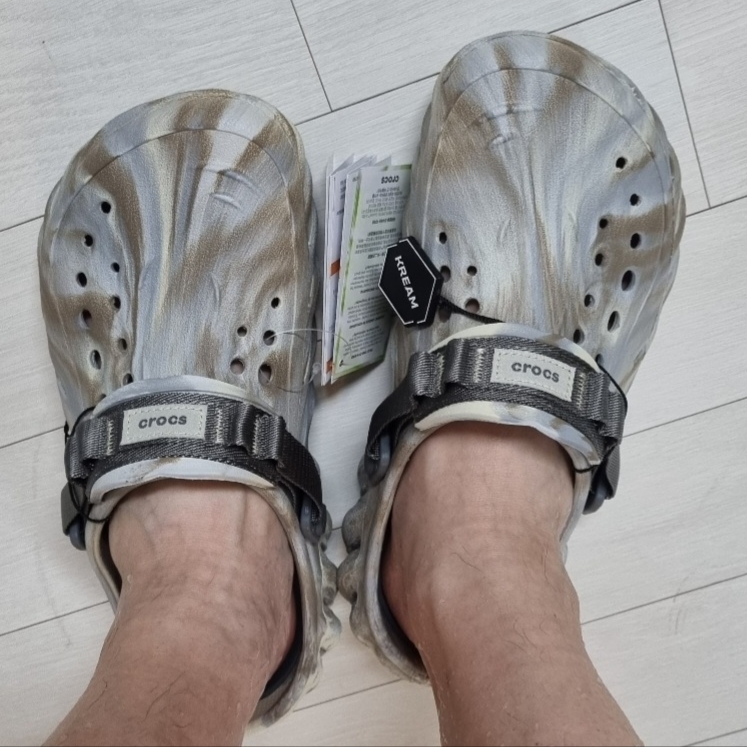 Crocs Echo Marbled Clog Bone Multi 착용 스타일