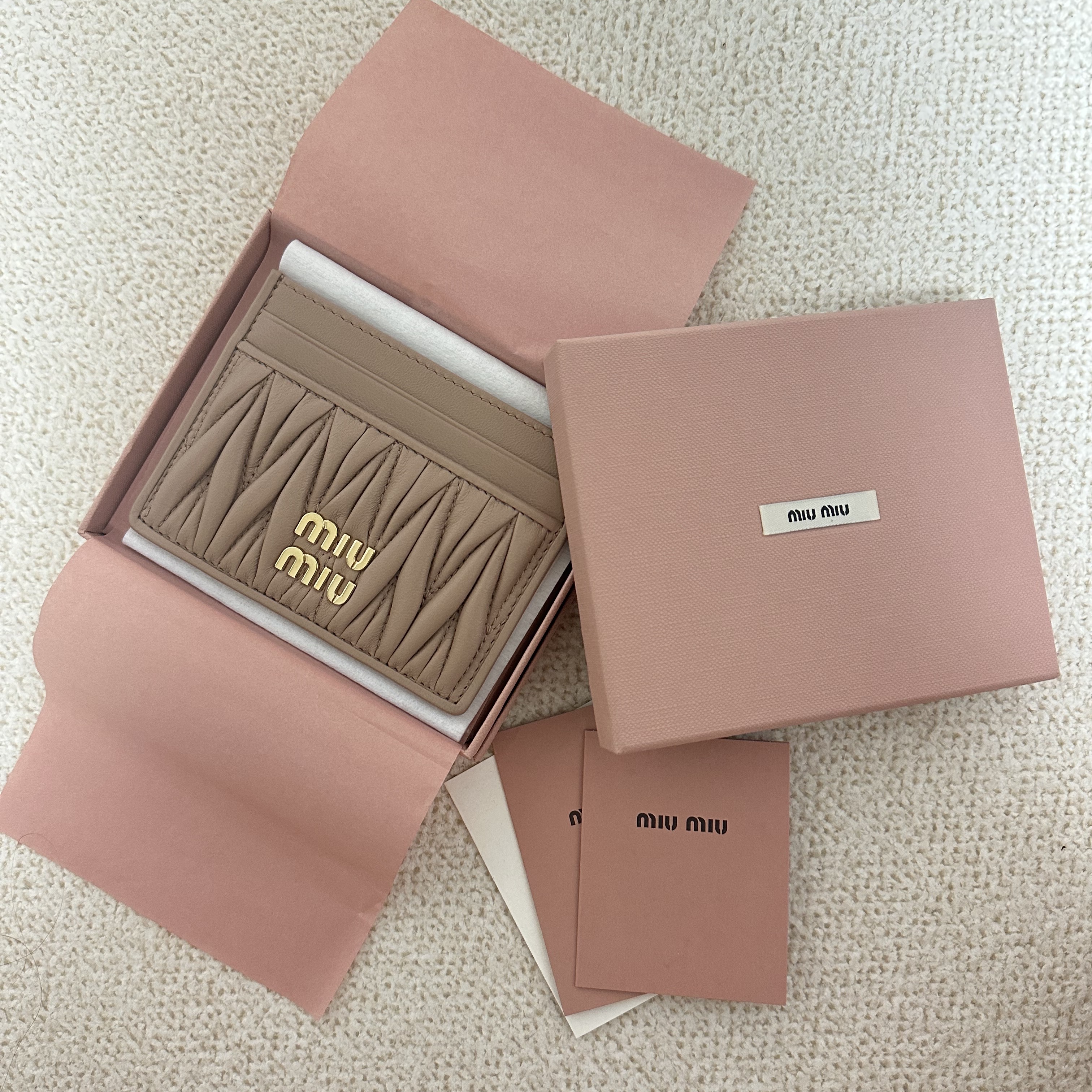 Miu Miu Matelasse Nappa Leather Card Holder Cameo 착용 스타일