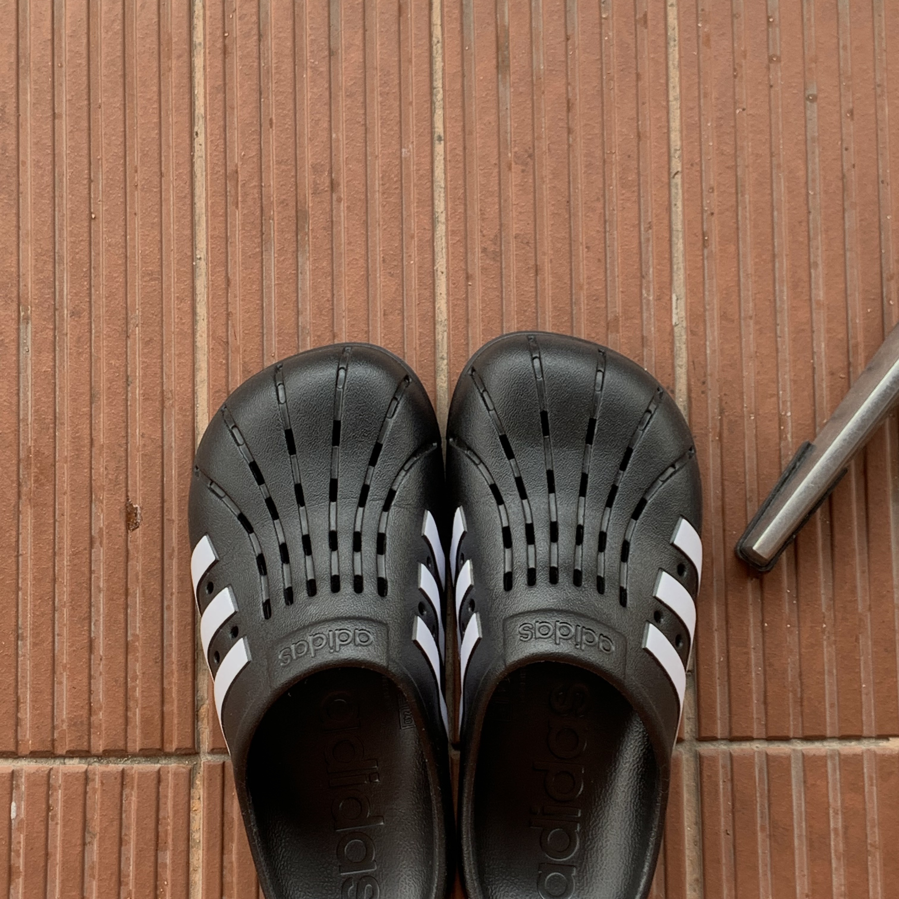 Adidas Adilette Clog Black White 착용 스타일 - 2