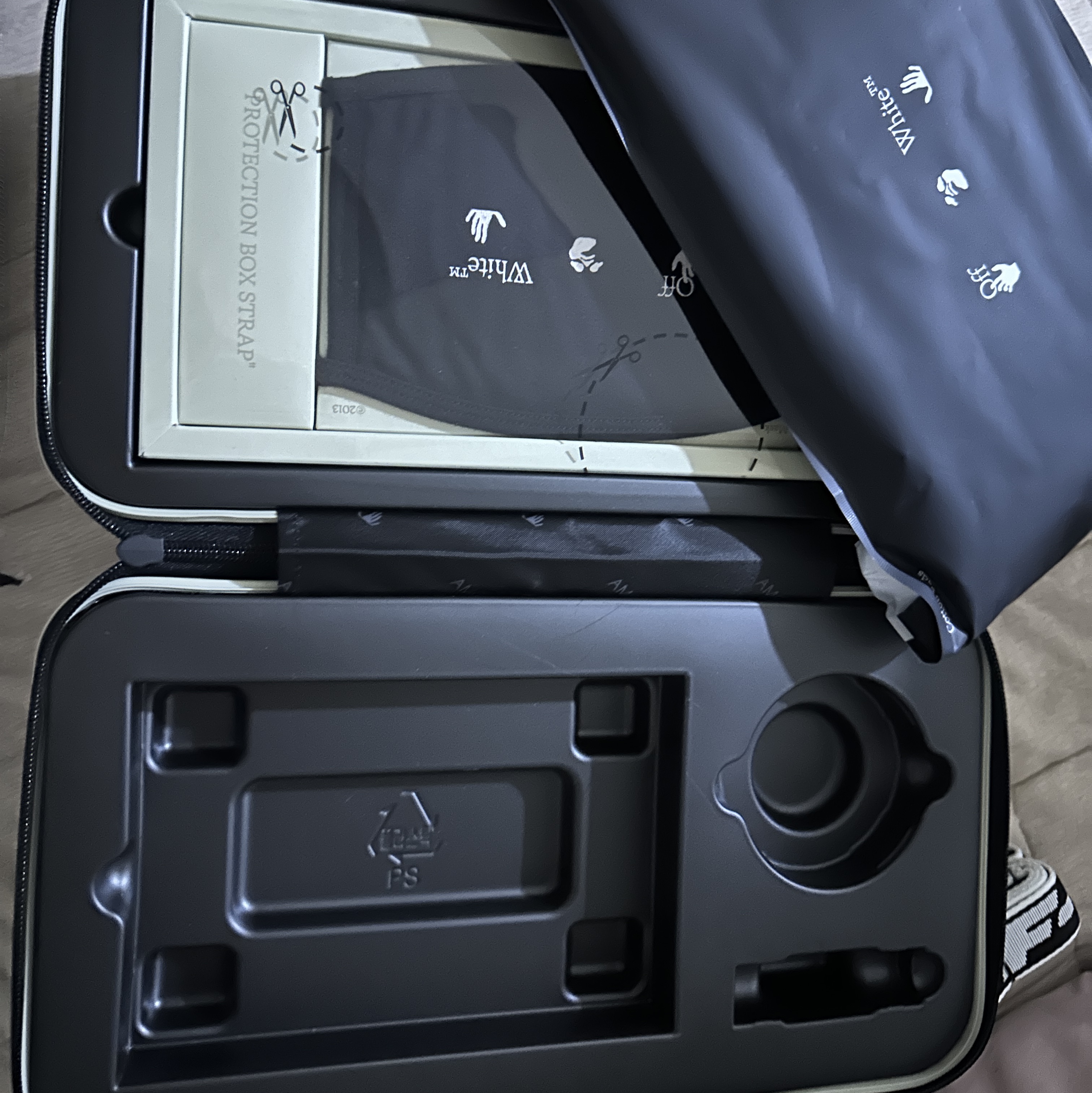 Off-White x Amore Pacific Protection Box (Without Cosmetics) 착용 스타일
