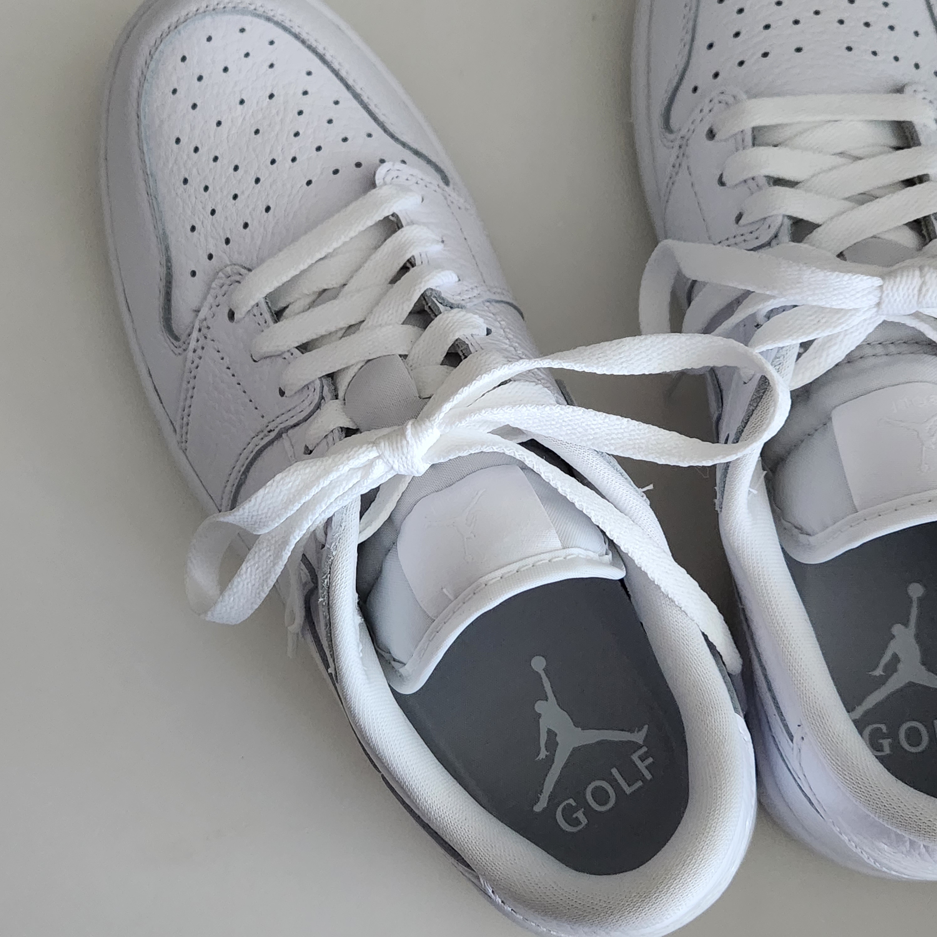 Jordan 1 Low Golf Triple White 착용 스타일 - 1