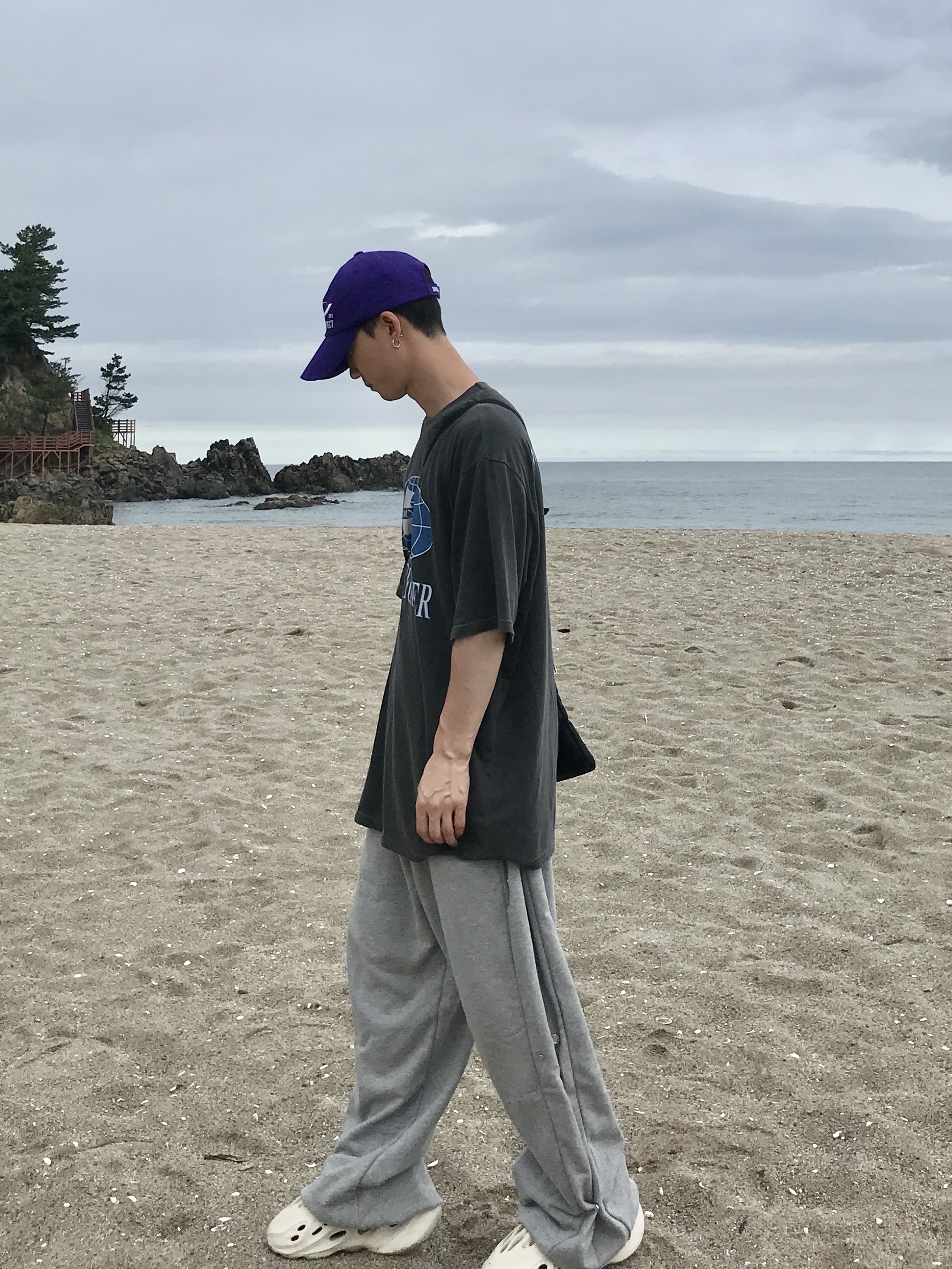 Adidas Yeezy Foam RNNR Sand 착용 스타일