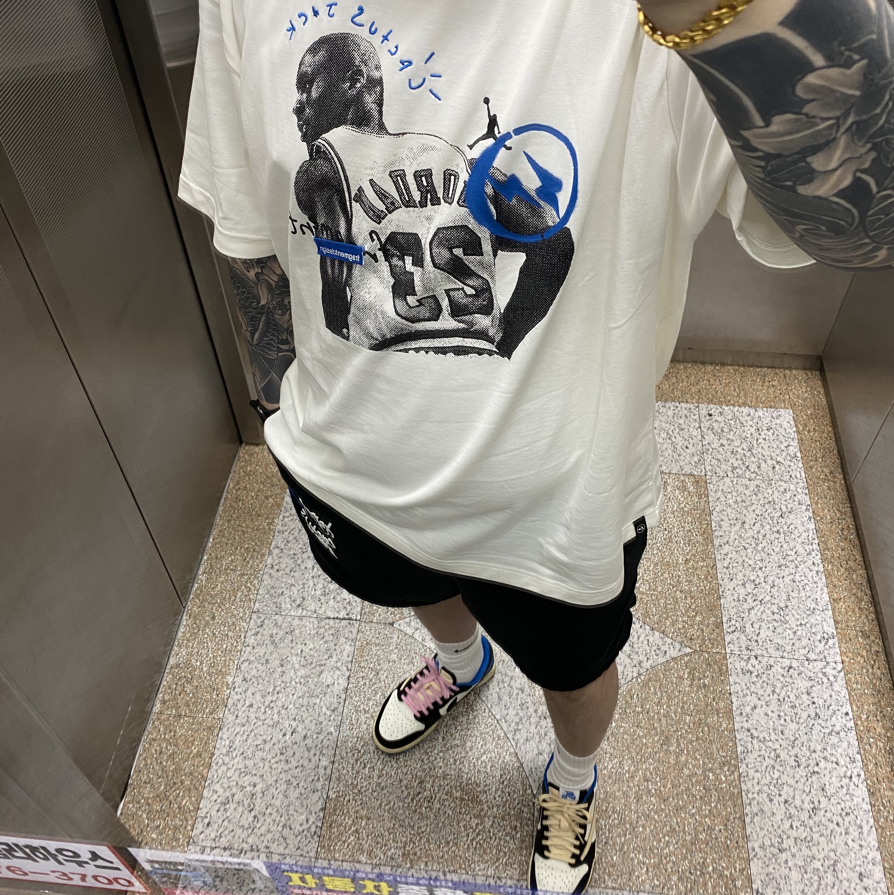 Jordan x Travis Scott x Fragment T-Shirt Sail (DJ0619-133), Jordan x Travis Scott x Fragment Shorts Black (DJ0617-010) 착용 스타일