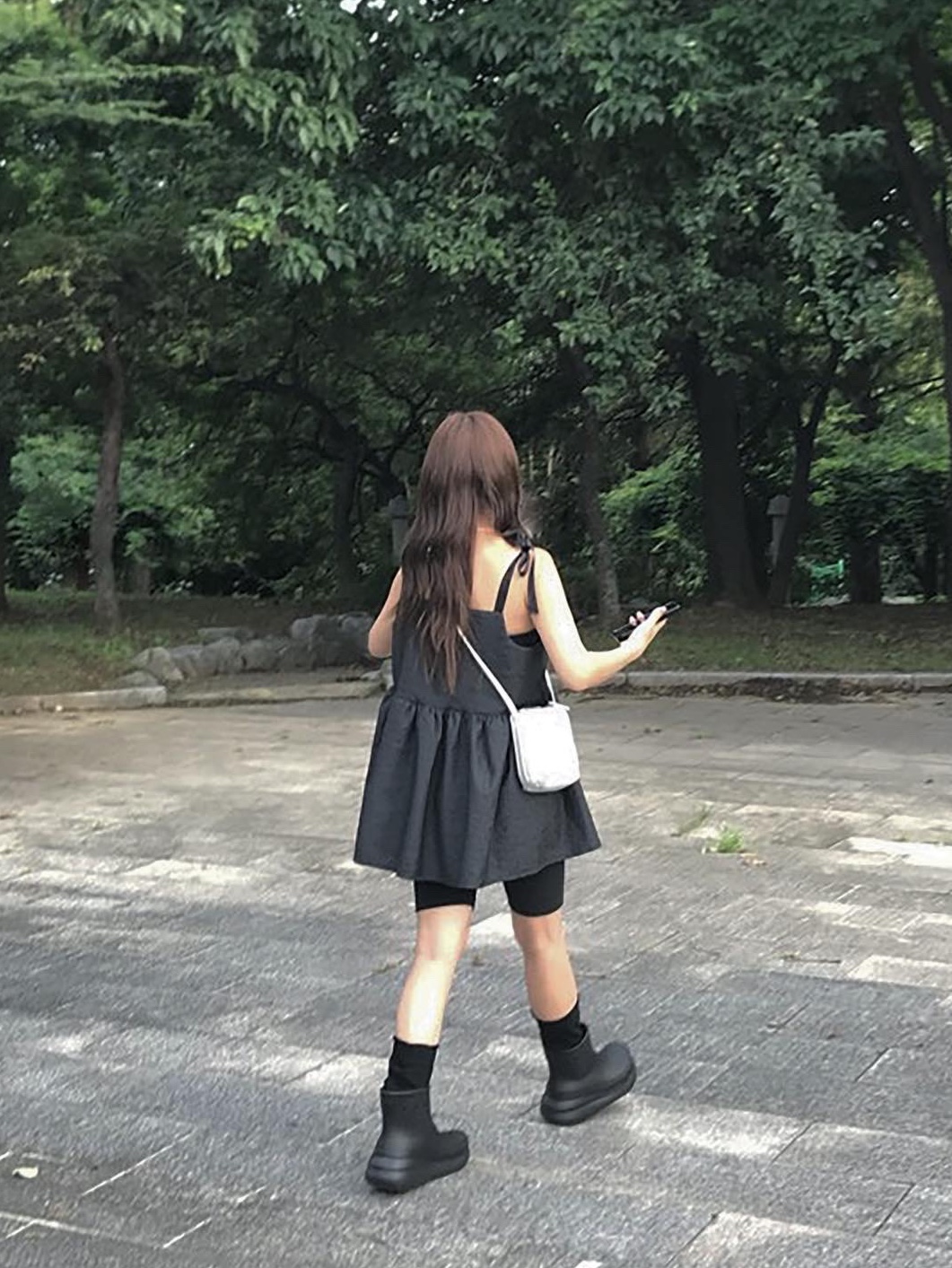 Crocs Classic Crush Boot Black 착용 스타일 - 2