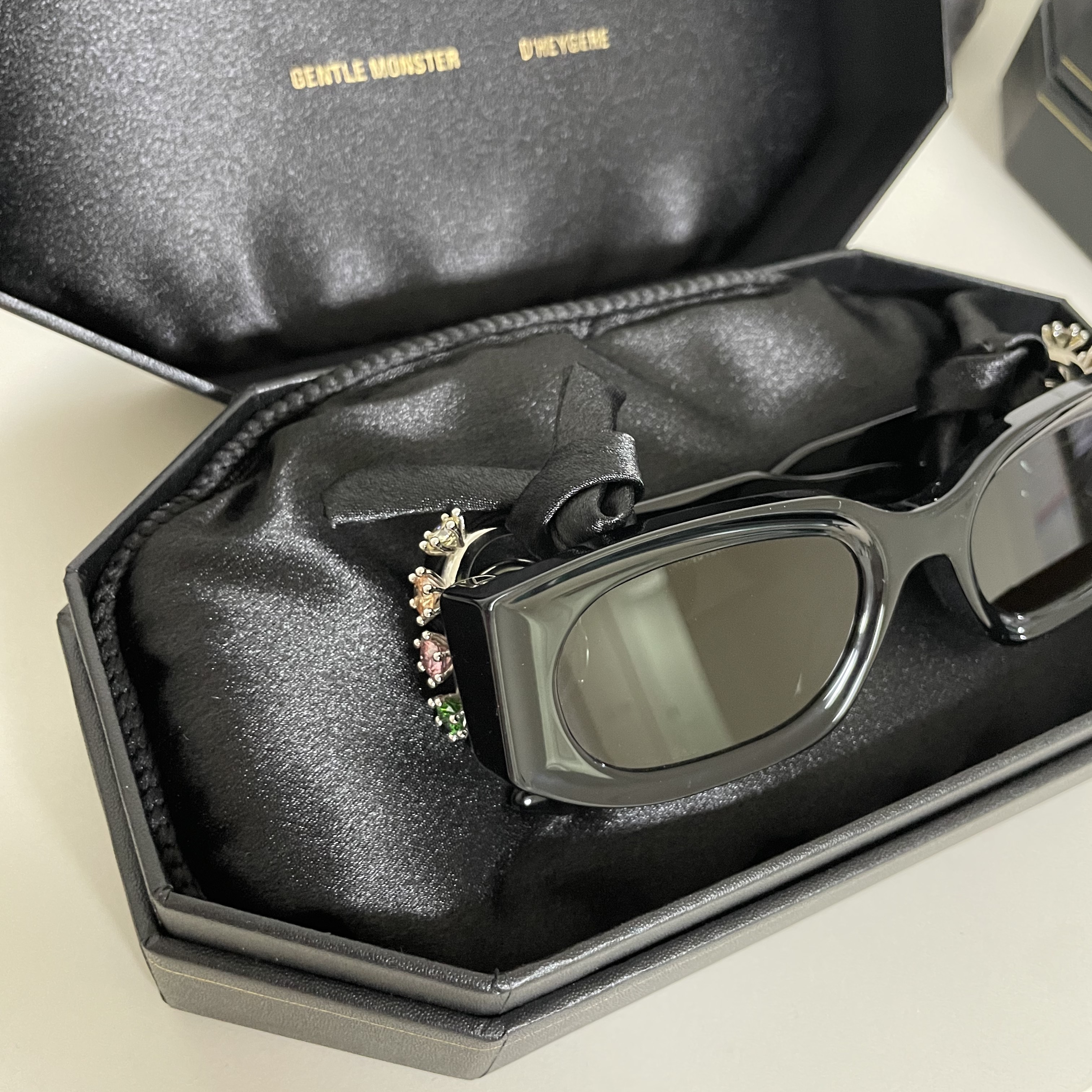 Gentle Monster x D'heygere Rings 01 Black 착용 스타일 - 2