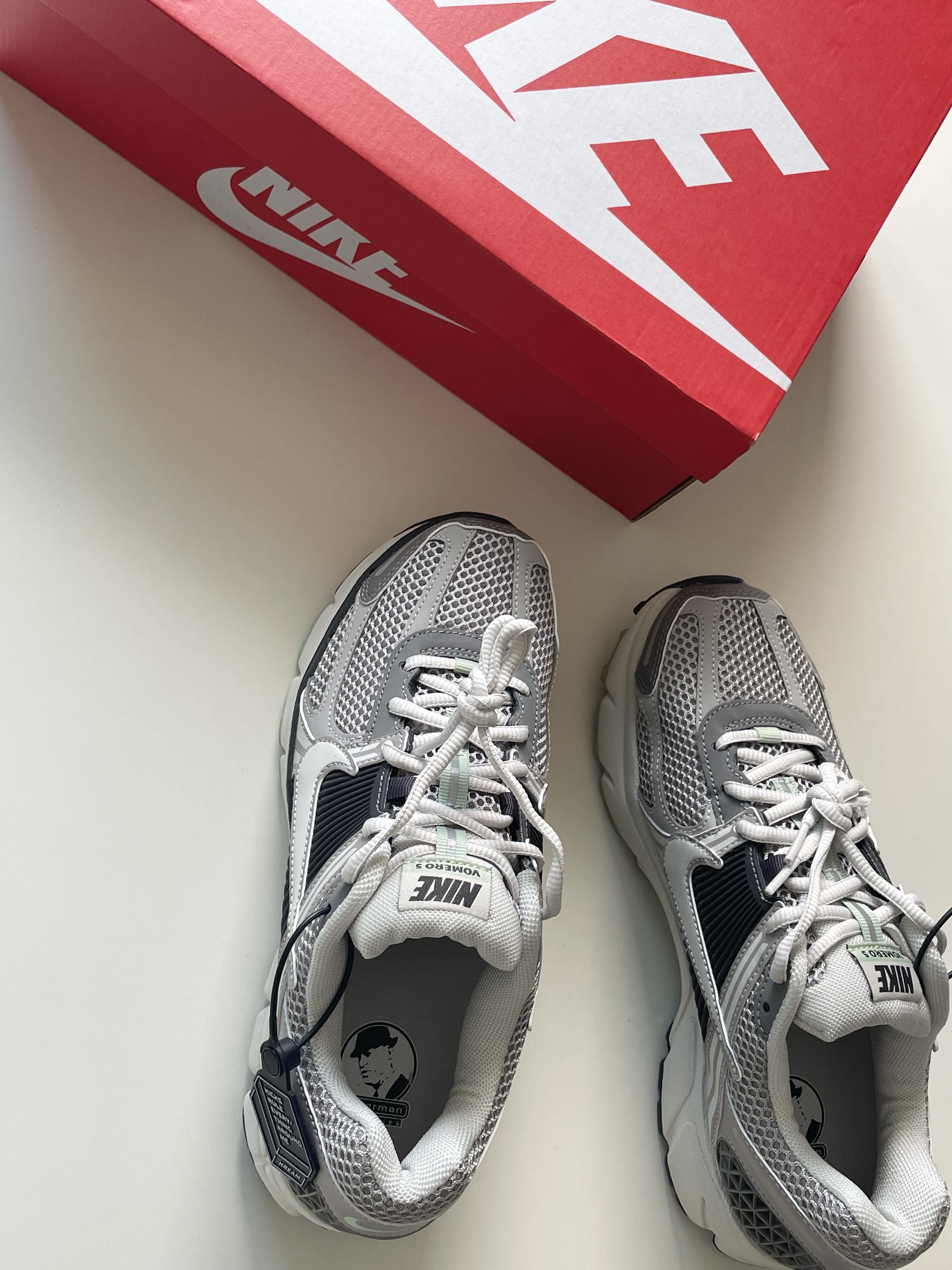 (W) Nike Zoom Vomero 5 Cobblestone and Flat Pewter 착용 스타일