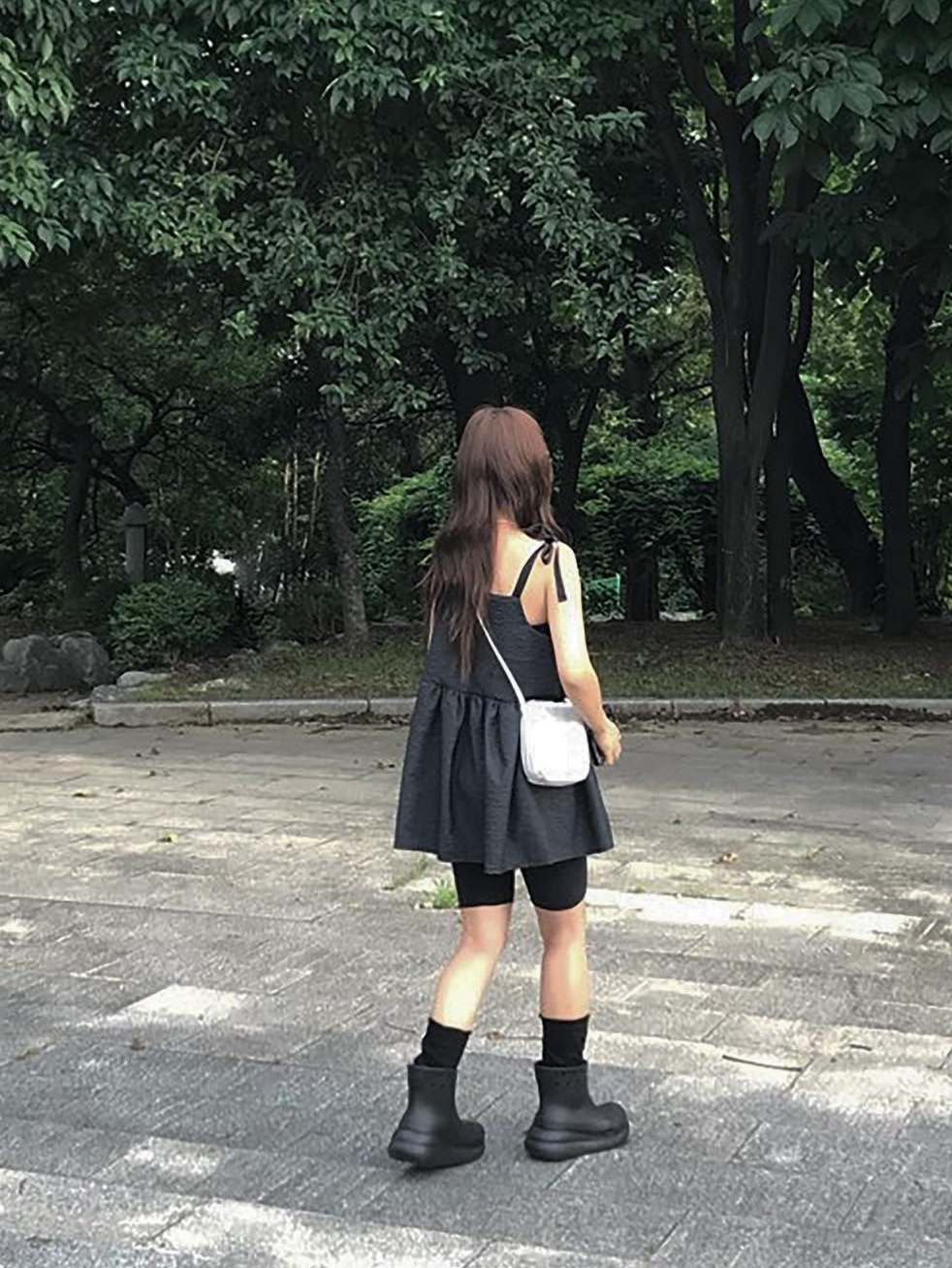 Crocs Classic Crush Boot Black 착용 스타일 - 1