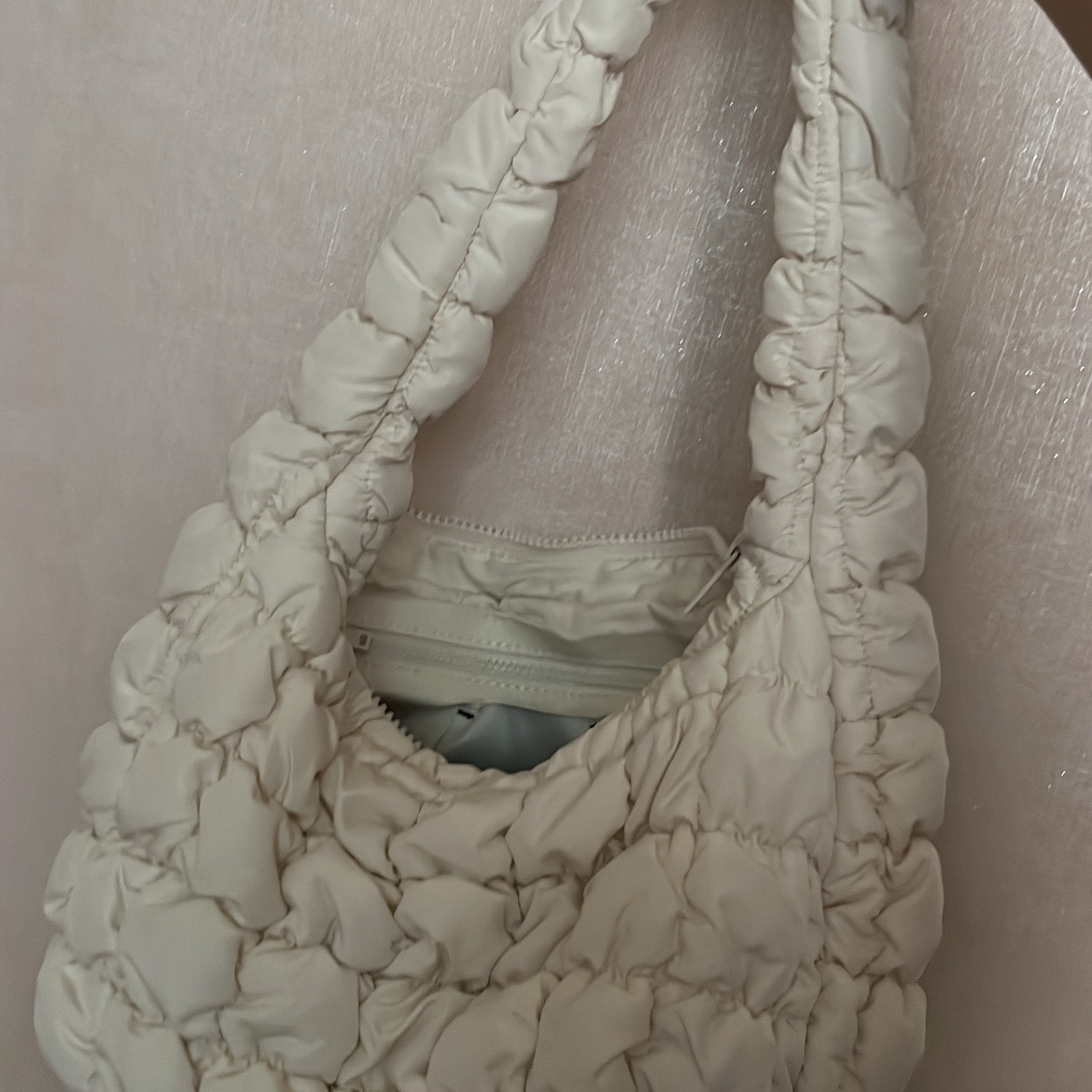 COS Quilted Mini Bag Cream 착용 스타일