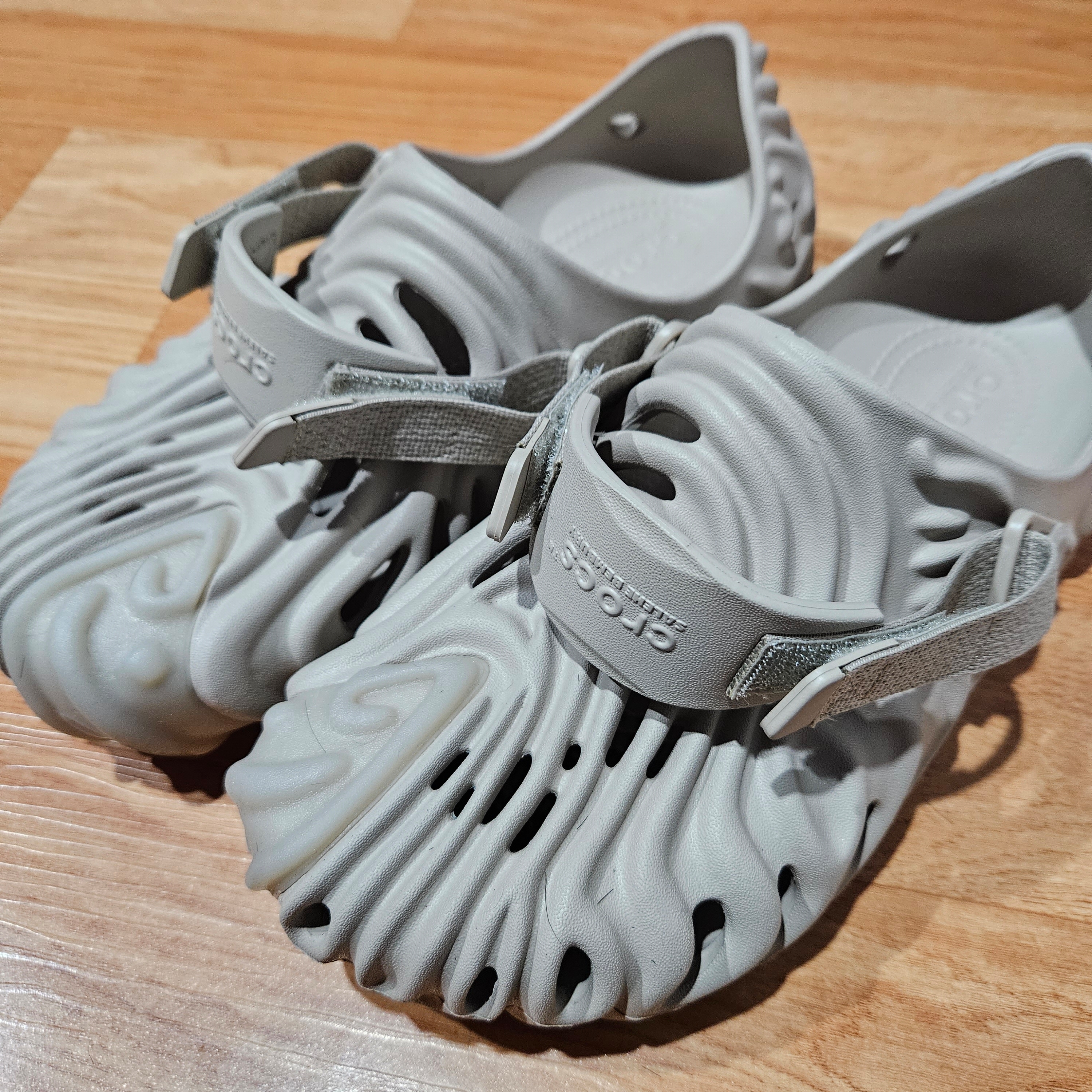Crocs x Salehe Bembury Pollex Clog Horchata 착용 스타일