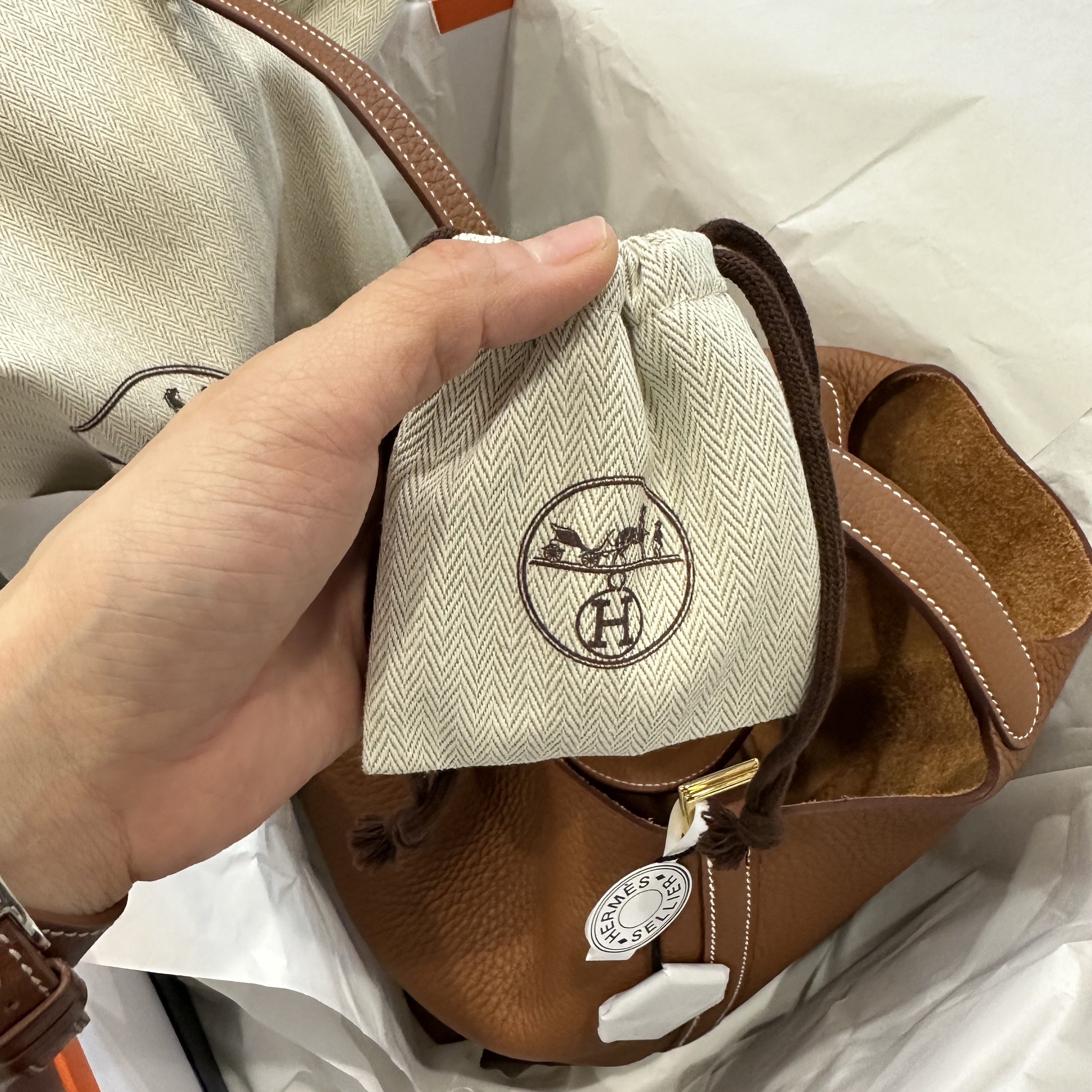 Hermes Picotin Lock 22 Bag Clemence & Gold 착용 스타일 - 1