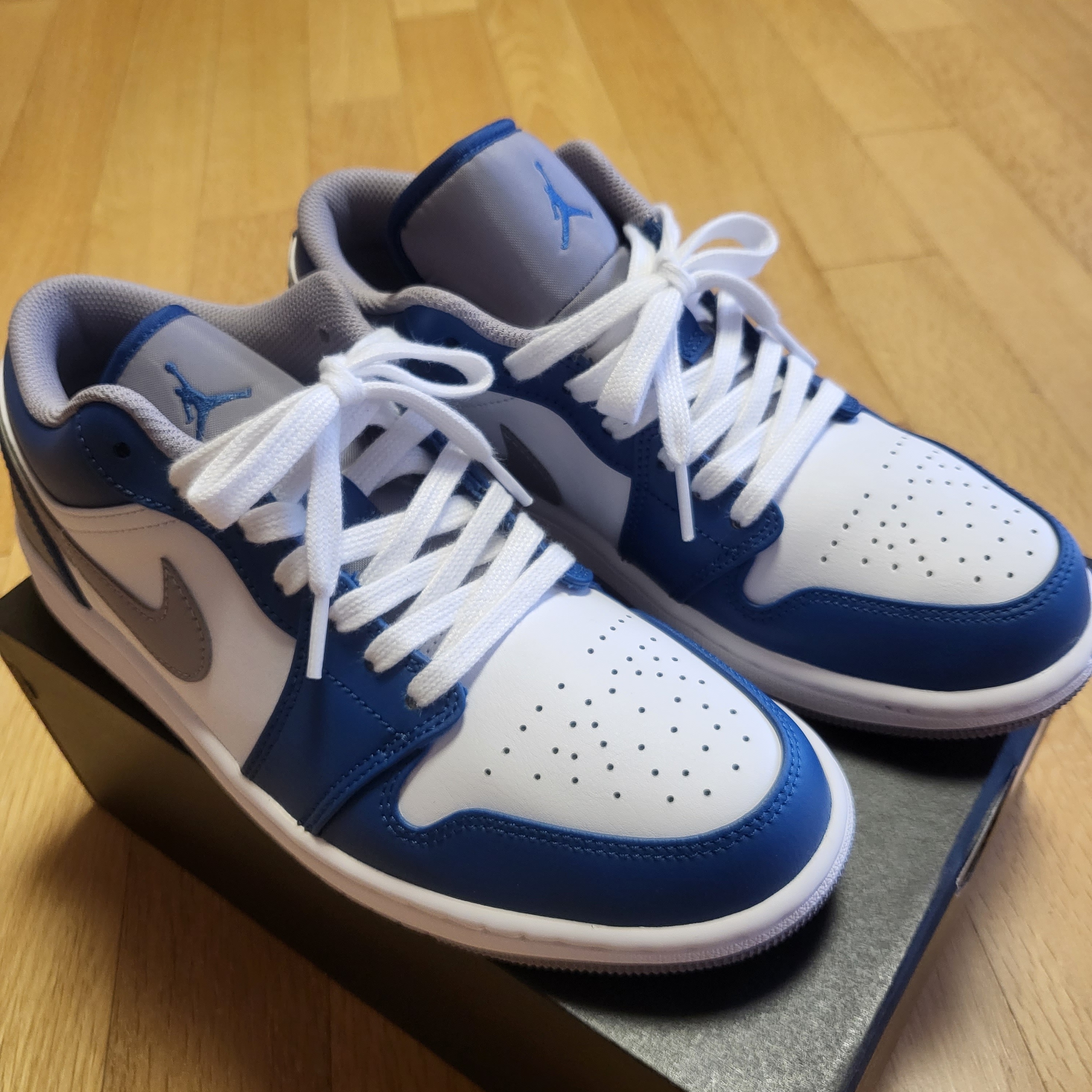 Jordan 1 Low True Blue Cement Grey 착용 스타일 - 4